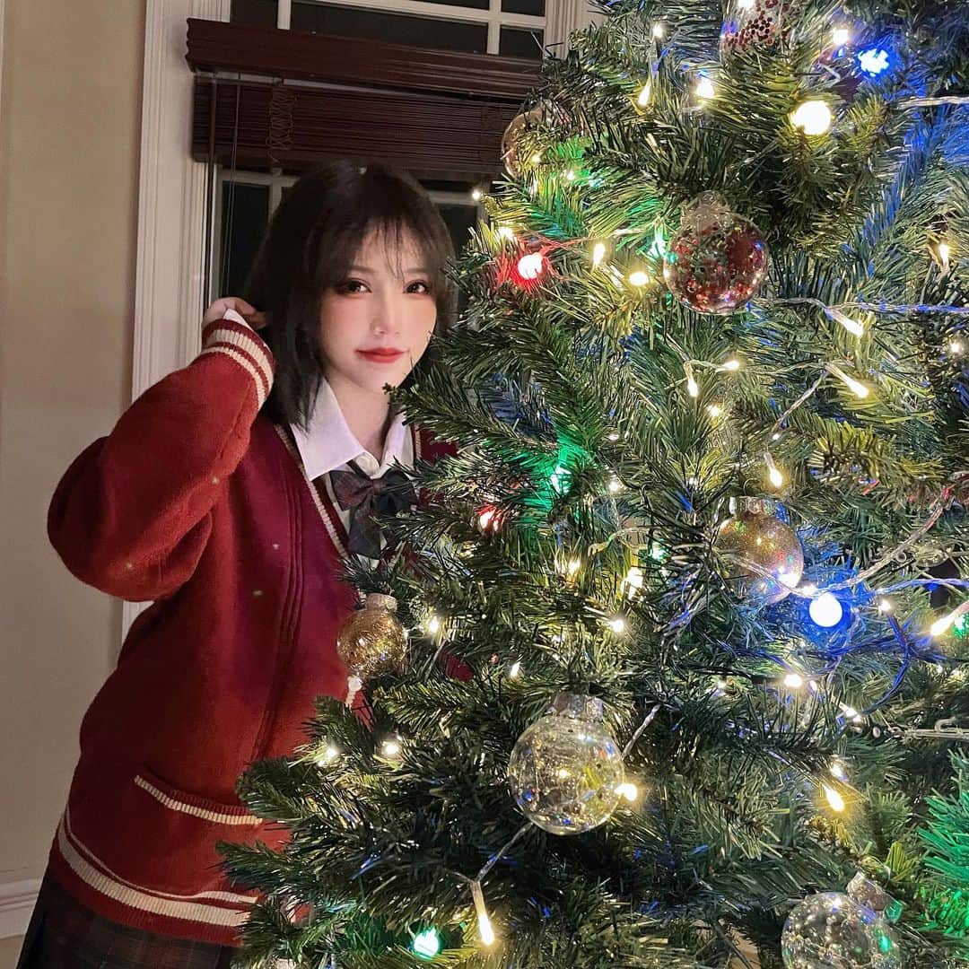犬神洛洛子さんのインスタグラム写真 - (犬神洛洛子Instagram)「🎅🏻 𝑀𝑒𝑟𝑟𝑦 𝐶ℎ𝑟𝑖𝑠𝑡𝑚𝑎𝑠 🎁 🔔メリークリスマス🎉 I set up a Christmas tree in my house🎄Swipe up my story to watch the vlog! 🎅🏻 #merrychristmas」12月25日 12時11分 - rakukoo
