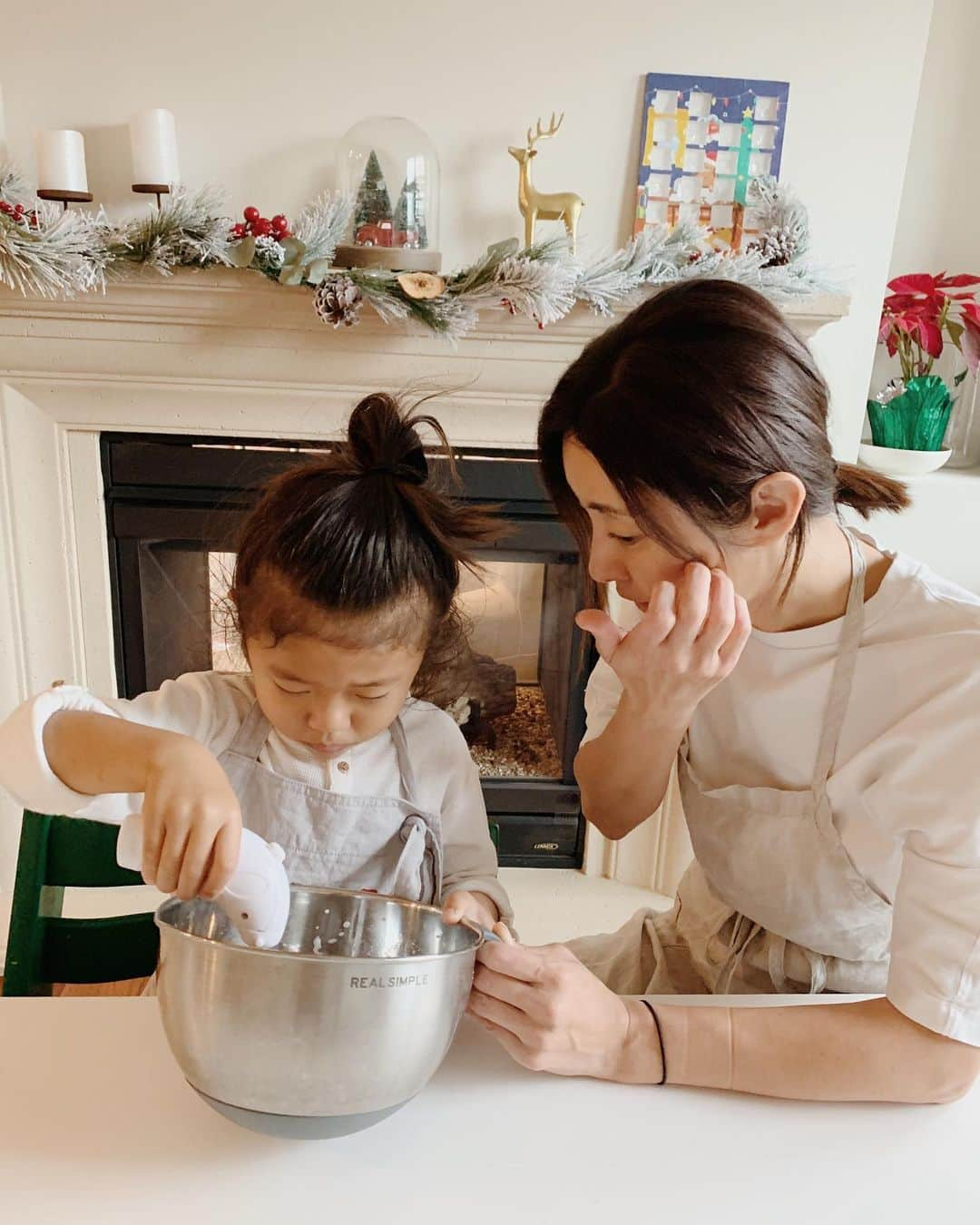 高木りなさんのインスタグラム写真 - (高木りなInstagram)「#gingerbreadhouse 🎄✨❤️  #traderjoes の ジンジャーブレッドハウス作り。 初めから最後まで息子にやらせてあげたい、かーちゃん。 初めは見守るが、徐々に口が出て手が出て最後は自分が仕上げる、とーちゃん。 #このあと軽い夫婦喧嘩🤦🏻‍♀️ #素敵なクリスマスを #メリークリスマス  #진저브레드하우스 만들기  처음부터 끝까지 스스로 하기해주고 싶은 엄마. 첨엔 지켜보다가 점점 도와주기 시작해서 마무리는 자기가 하는 아빠. 끝나고 결국 가벼운 부부싸움. 모두 #메리크리스마스💫 . . . #merrychristmas #christmas #gingerbread #babyboy #toddlerlife #momlife #motherhood #クリスマス #ジンジャーブレッド #ママと息子 #おうちあそび #男の子ママ #크리스마스 #진저브레드 #아들맘 #엄마와아들 #집콕 #집콕놀이」12月25日 12時11分 - rinasvoyage