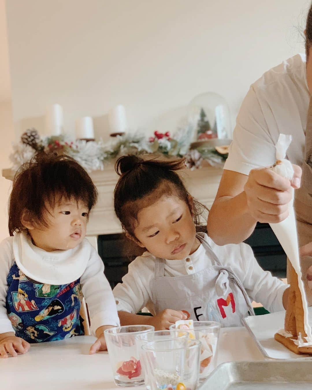 高木りなさんのインスタグラム写真 - (高木りなInstagram)「#gingerbreadhouse 🎄✨❤️  #traderjoes の ジンジャーブレッドハウス作り。 初めから最後まで息子にやらせてあげたい、かーちゃん。 初めは見守るが、徐々に口が出て手が出て最後は自分が仕上げる、とーちゃん。 #このあと軽い夫婦喧嘩🤦🏻‍♀️ #素敵なクリスマスを #メリークリスマス  #진저브레드하우스 만들기  처음부터 끝까지 스스로 하기해주고 싶은 엄마. 첨엔 지켜보다가 점점 도와주기 시작해서 마무리는 자기가 하는 아빠. 끝나고 결국 가벼운 부부싸움. 모두 #메리크리스마스💫 . . . #merrychristmas #christmas #gingerbread #babyboy #toddlerlife #momlife #motherhood #クリスマス #ジンジャーブレッド #ママと息子 #おうちあそび #男の子ママ #크리스마스 #진저브레드 #아들맘 #엄마와아들 #집콕 #집콕놀이」12月25日 12時11分 - rinasvoyage