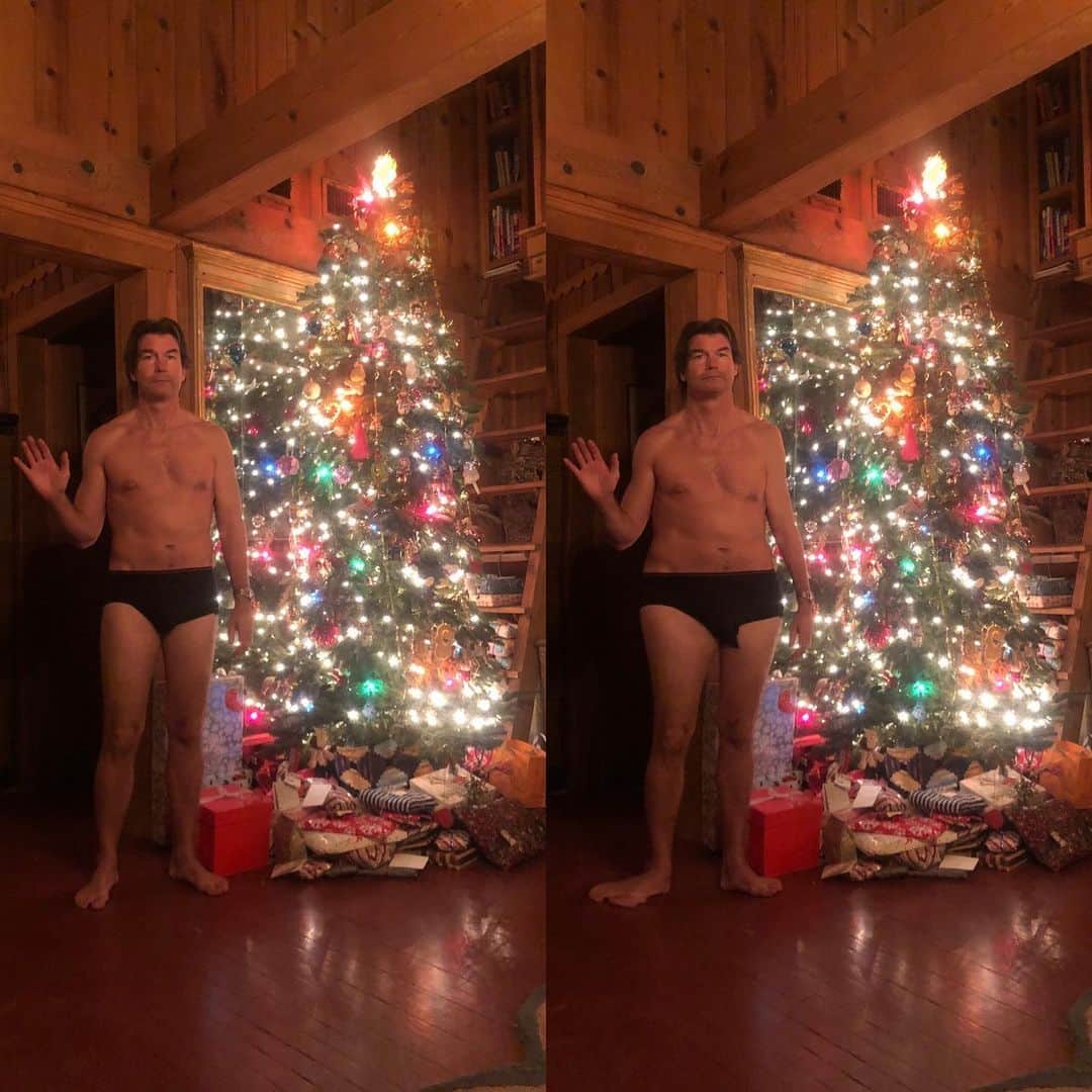 レベッカ・ローミンさんのインスタグラム写真 - (レベッカ・ローミンInstagram)「@mrjerryoc mom wanted a pic of him in front of our tree cuz we can’t celebrate together this year. Then @durhamwhitehouse tuned it in photoshop. Merry Xmas!!」12月25日 12時13分 - rebeccaromijn