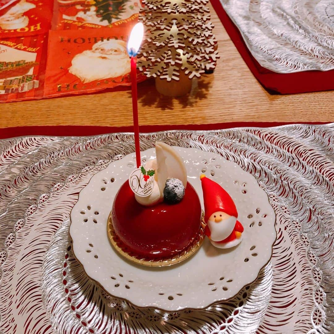 村井美樹さんのインスタグラム写真 - (村井美樹Instagram)「メリークリスマス！🎅 ツリーに少しだけ飾りが増えました🎄✨ 今回は時間なくて100均のだけど、最近の100均のクオリティの高さにびっくり！ガーランドもかわいい。 . 娘は最近、くまのがっこうシリーズの絵本がお気に入りで、『ジャッキーのクリスマス』に出てくるラズベリーのケーキが食べたい！とのリクエストだったので、ホールではなくてフランボワーズの小さなケーキにしました🍰 生まれて初めてのラズベリーのケーキ「すっぱい〜！おいしーね！！」とむしゃむしゃ食べていました😋 . サンタさんからは新幹線のこまちと木製レールをプレゼントしてもらい、朝から楽しく遊んでいました🚄 . モフお（今はフツお）も興味津々？！」12月25日 12時13分 - miki_murai_