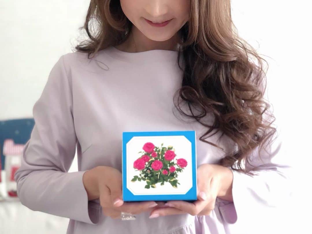 能美黎子さんのインスタグラム写真 - (能美黎子Instagram)「・ 凛とした薔薇のパッケージの可愛さに 一目惚れ。 ・ 「RURU MARY’S （ルルメリー） @rurumarys 」のショコラサブレ。 ・ 見た目だけじゃなくて、中身も美味しい。 ・ サクサクのクッキーに ナッツの食感が絶妙なバランスで、 おやつタイムのお供に、ほっと一息。 ・ 日頃の感謝の気持ちに渡したり、 お年賀にもいいかも。 ・ #RURUMARYS #ルルメリー#チョコレート #メリーチョコレート #ショコラサブレ #おうちスイーツ #チョコレートのある暮らし #丁寧な暮らし#手土産 #PR#ご褒美スイーツ #クリスマスプレゼント #引出物#おうちカフェ#秘書の手土産 #手土産 #手土産にオススメ #手土産スイーツ #スイーツ好きな人と繋がりたい #スイーツグラム #おもたせ #おもたせスイーツ #贈り物 #贈り物に最適 #感謝の気持ち#お年賀#おやつの時間 #クッキー好き #美味しいスイーツ #お年賀クッキー #お年賀ギフト」12月25日 12時13分 - reikonohmi