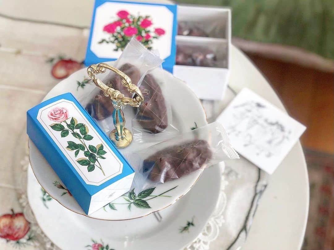 能美黎子さんのインスタグラム写真 - (能美黎子Instagram)「・ 凛とした薔薇のパッケージの可愛さに 一目惚れ。 ・ 「RURU MARY’S （ルルメリー） @rurumarys 」のショコラサブレ。 ・ 見た目だけじゃなくて、中身も美味しい。 ・ サクサクのクッキーに ナッツの食感が絶妙なバランスで、 おやつタイムのお供に、ほっと一息。 ・ 日頃の感謝の気持ちに渡したり、 お年賀にもいいかも。 ・ #RURUMARYS #ルルメリー#チョコレート #メリーチョコレート #ショコラサブレ #おうちスイーツ #チョコレートのある暮らし #丁寧な暮らし#手土産 #PR#ご褒美スイーツ #クリスマスプレゼント #引出物#おうちカフェ#秘書の手土産 #手土産 #手土産にオススメ #手土産スイーツ #スイーツ好きな人と繋がりたい #スイーツグラム #おもたせ #おもたせスイーツ #贈り物 #贈り物に最適 #感謝の気持ち#お年賀#おやつの時間 #クッキー好き #美味しいスイーツ #お年賀クッキー #お年賀ギフト」12月25日 12時13分 - reikonohmi