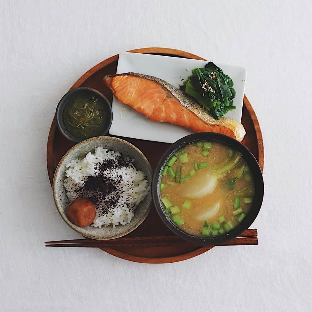 樋口正樹さんのインスタグラム写真 - (樋口正樹Instagram)「Today's lunch . お昼は焼鮭で定食。 白米に梅とゆかり、 カブのお味噌汁と、 ほうれん草お浸し、 小鉢はめかぶです。 . . #おいしいご飯 #お昼ごはん #焼鮭 #鮭定食 #お昼の定食 #teisyoku #washoku #japanesefood」12月25日 12時14分 - higuccini