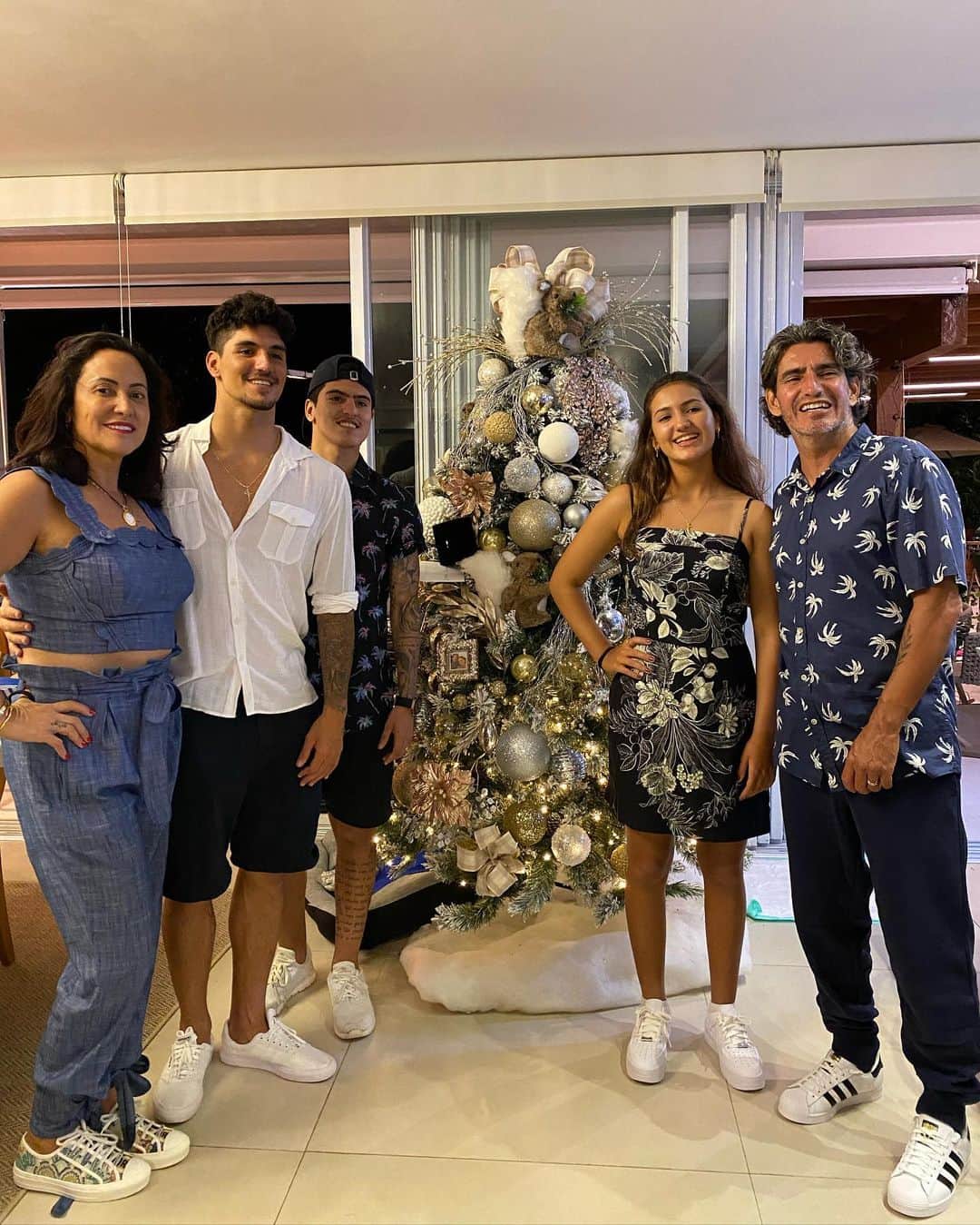 ガブリエル・メディーナのインスタグラム：「Feliz Natal a todos! Deus abençoe voces🙏❤️ ll Merry Christmas everyone. God bless you guys 🙏❤️」