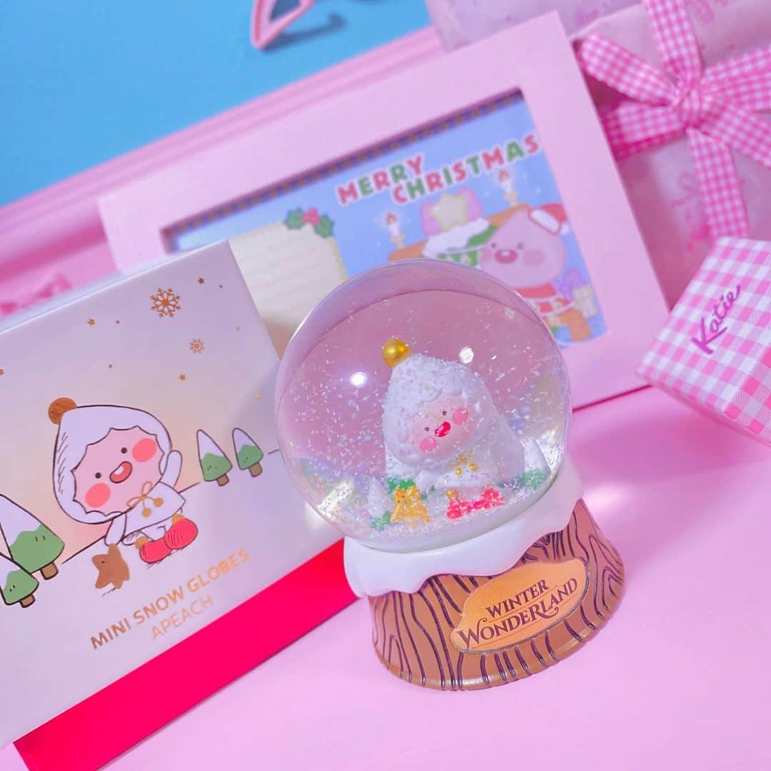 まろんちゃんさんのインスタグラム写真 - (まろんちゃんInstagram)「めーっちゃかわいいクリスマスプレゼント🎄🎉  @kakaofriends_jp   @kakaofriends_official   のスノードーム💝  うれしいクリスマスになったよ🎄🌟  ありがとうございました💖  #アピーチ#カカオフレンズ #アピーチカフェ #apeach #kakaofriends #apeachcafe #スノードーム #fancytoy#pinkroom#kidsroom#ファンシー#ゆめかわ#パステル#キッズルーム #子供部屋 #ピンクルーム#ピンク部屋#ゆめかわいい#myroom#おもちゃ部屋#ファンシートイ#クリスマス#クリスマスツリー #クリスマスプレゼント」12月25日 12時18分 - fancy_maronchan