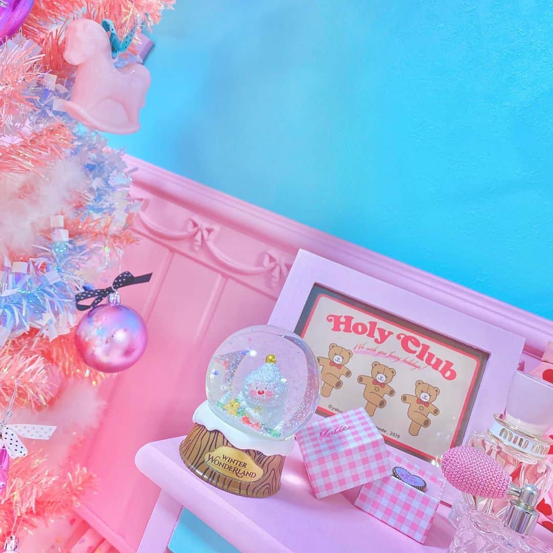 まろんちゃんさんのインスタグラム写真 - (まろんちゃんInstagram)「めーっちゃかわいいクリスマスプレゼント🎄🎉  @kakaofriends_jp   @kakaofriends_official   のスノードーム💝  うれしいクリスマスになったよ🎄🌟  ありがとうございました💖  #アピーチ#カカオフレンズ #アピーチカフェ #apeach #kakaofriends #apeachcafe #スノードーム #fancytoy#pinkroom#kidsroom#ファンシー#ゆめかわ#パステル#キッズルーム #子供部屋 #ピンクルーム#ピンク部屋#ゆめかわいい#myroom#おもちゃ部屋#ファンシートイ#クリスマス#クリスマスツリー #クリスマスプレゼント」12月25日 12時18分 - fancy_maronchan