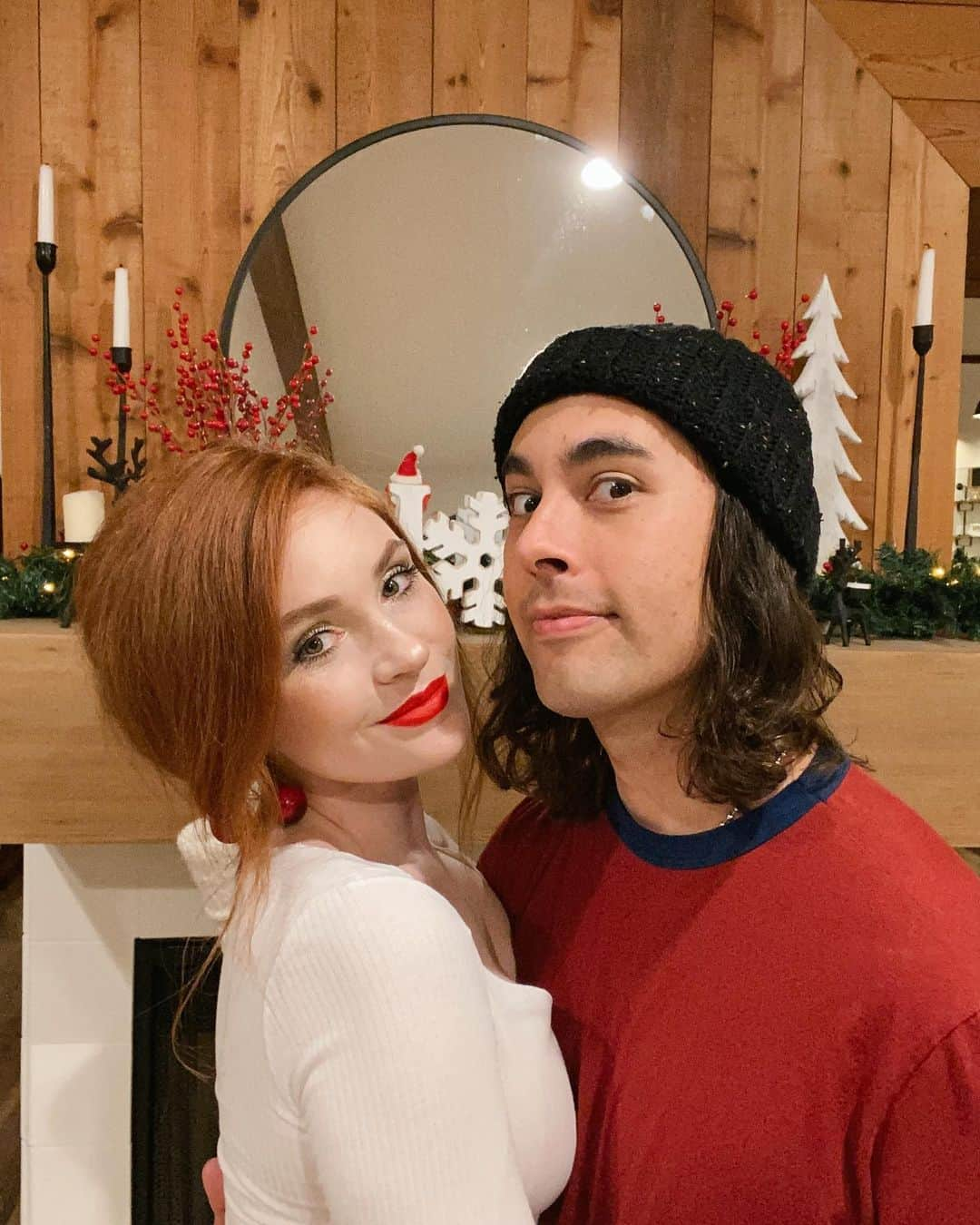 ヴィック・フエンテスさんのインスタグラム写真 - (ヴィック・フエンテスInstagram)「Lots of love from @xomissdanielle and I! Feliz Navidad!🎄❄️🎁」12月25日 12時18分 - piercethevic