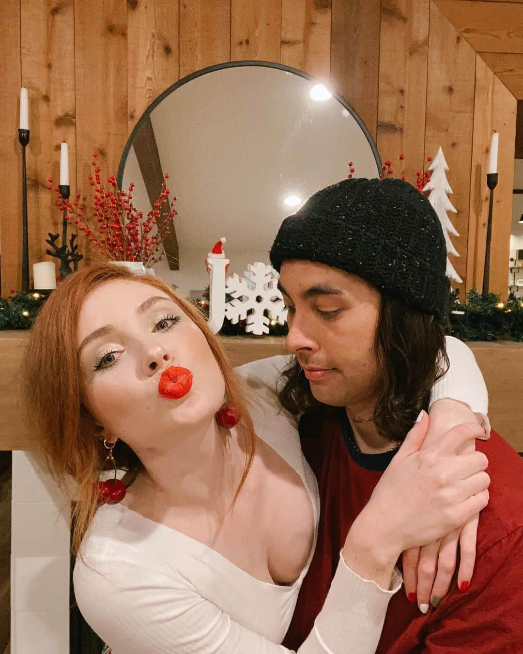 ヴィック・フエンテスさんのインスタグラム写真 - (ヴィック・フエンテスInstagram)「Lots of love from @xomissdanielle and I! Feliz Navidad!🎄❄️🎁」12月25日 12時18分 - piercethevic