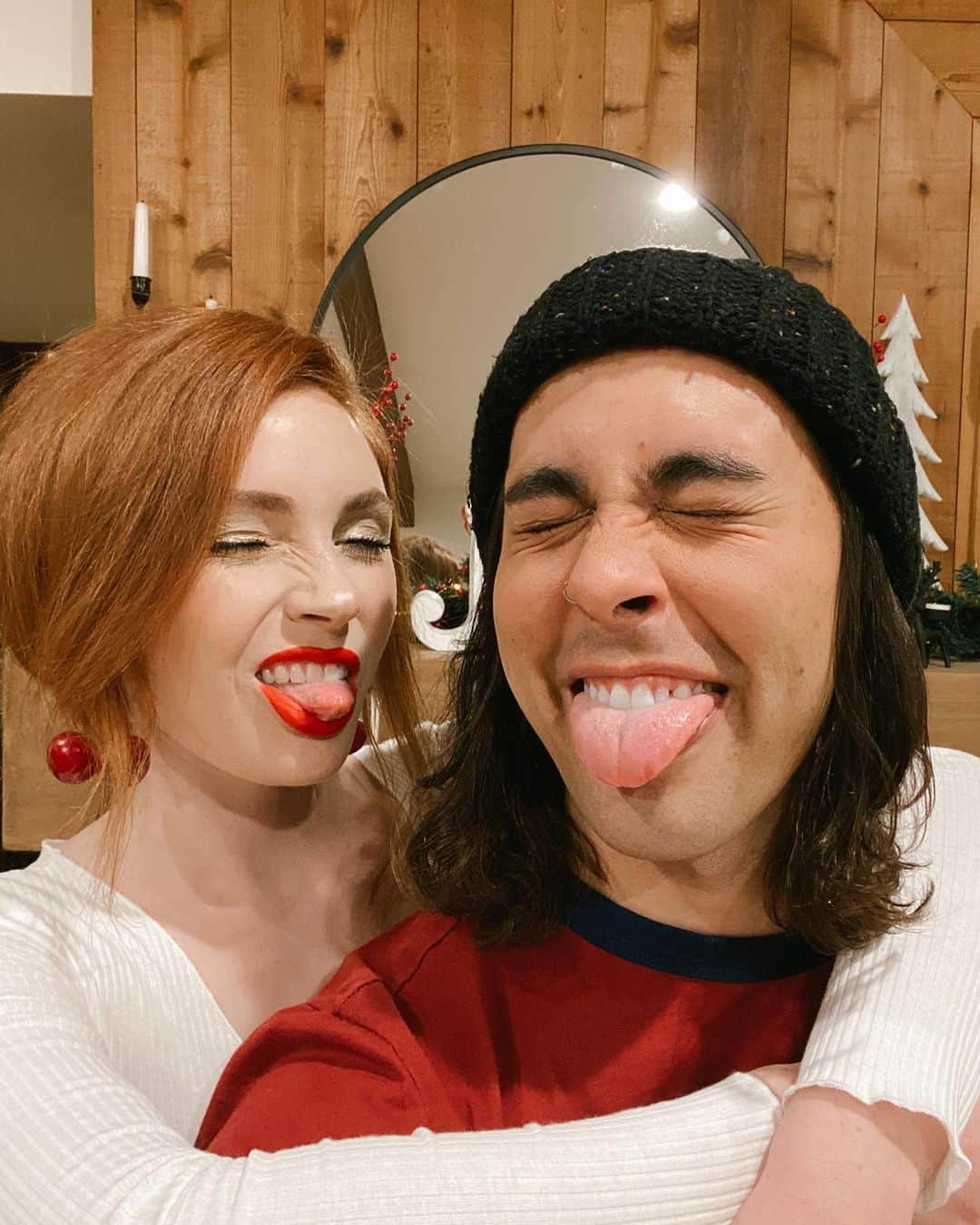 ヴィック・フエンテスのインスタグラム：「Lots of love from @xomissdanielle and I! Feliz Navidad!🎄❄️🎁」