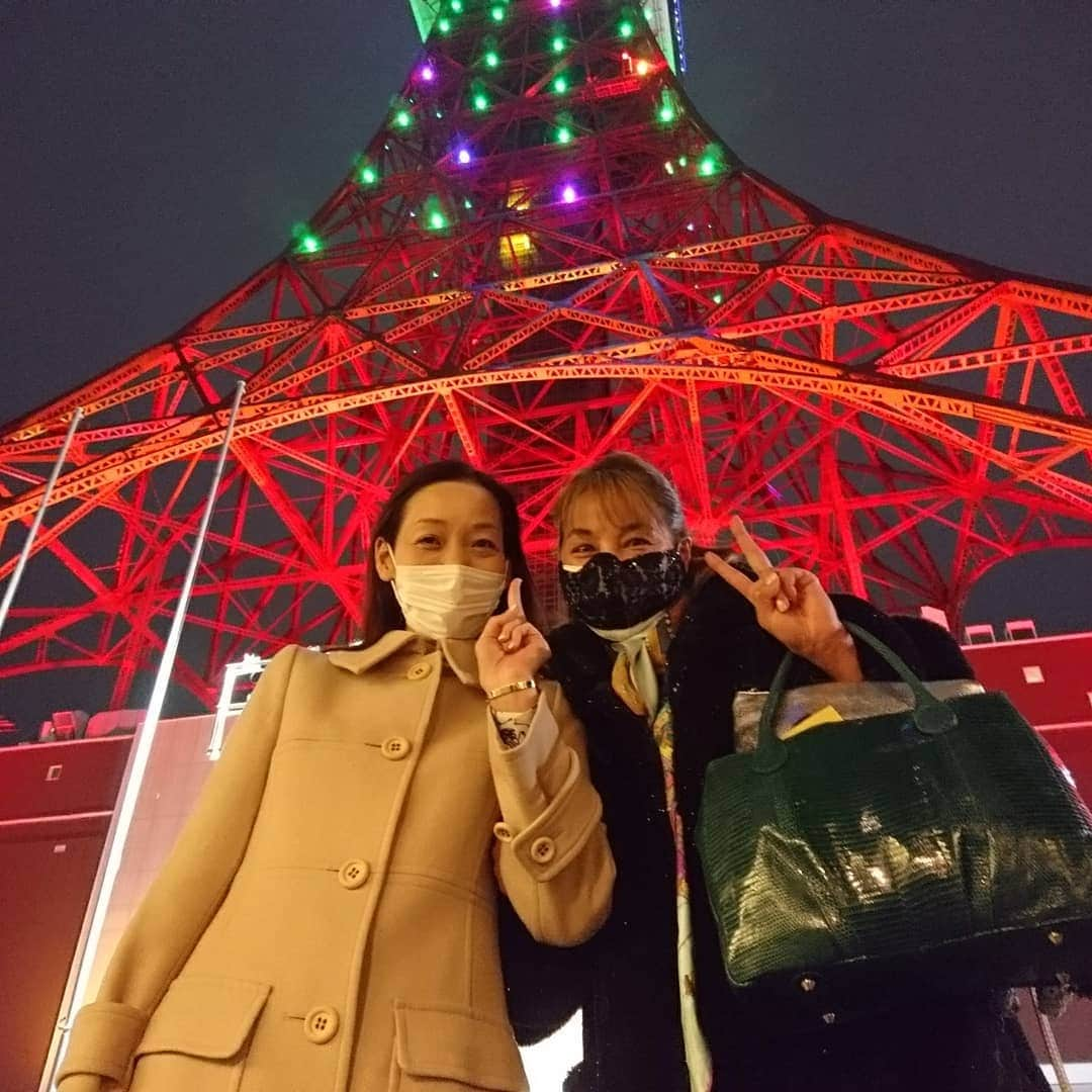 愛華みれさんのインスタグラム写真 - (愛華みれInstagram)「イブに🎵同期生のロミオとデート🎅宝塚観劇⤴️⤴️笑っ  現役❣️タカラジェンヌよ、🎵😍頑張って⤴️⤴️❤️そして、今あることに😁感謝して、、、はじめての東京は、、、東京タワー🗼まぶしかった。☺️田舎から、ドキドキの私も、今は、東京人、、、🎶見上げたタワー🗼、、やはり、感動」12月25日 12時25分 - mireaika