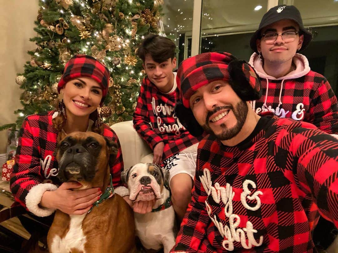 ヤンデルのインスタグラム：「Feliz Navidad! 🎄❤️ @estercielo0628 @sour_beat @dereck_v3」