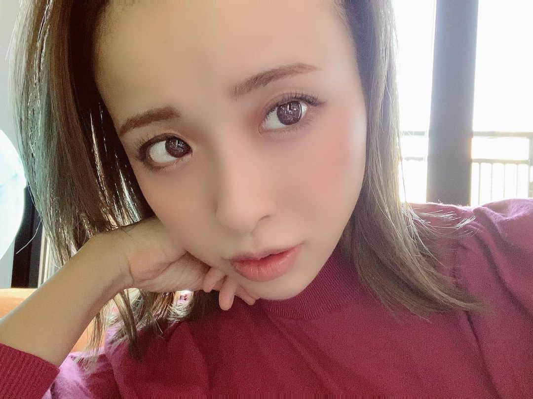 辺見玲菜さんのインスタグラム写真 - (辺見玲菜Instagram)「眉毛また来月再来月あたりリタッチしよ🎶 目ばちこ👀できてるから化粧はナチュラル🎄 メリクリ🎅🎁今日も家族👨👩👶で過ごす❤️ #メリークリスマス #メリクリ #サンタ #クリスマスに #めばちこ  #ちーん」12月25日 12時27分 - renastagram1222