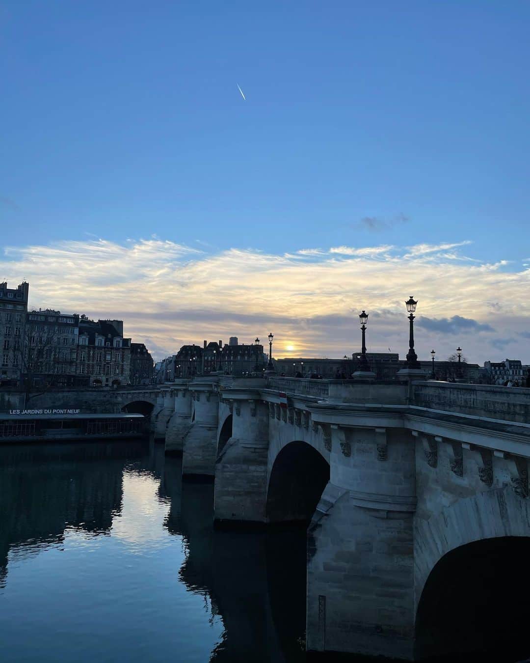 大森美希さんのインスタグラム写真 - (大森美希Instagram)「いつかのポンヌフ あれは流れ星それとも...  #pontneuf #paris #sunset #coucherdesoleil #pariswalk #parislife #laviequotidienne #parisjetaime #winter #laseine #december #decembre2020 #ポンヌフ #パリ #パリ生活 #パリところどころ #パリ散歩 #パリの日常 #パリを歩く #セーヌ川 #夕方 #サンセット #夕暮れ #師走」12月25日 12時28分 - mikiomori_