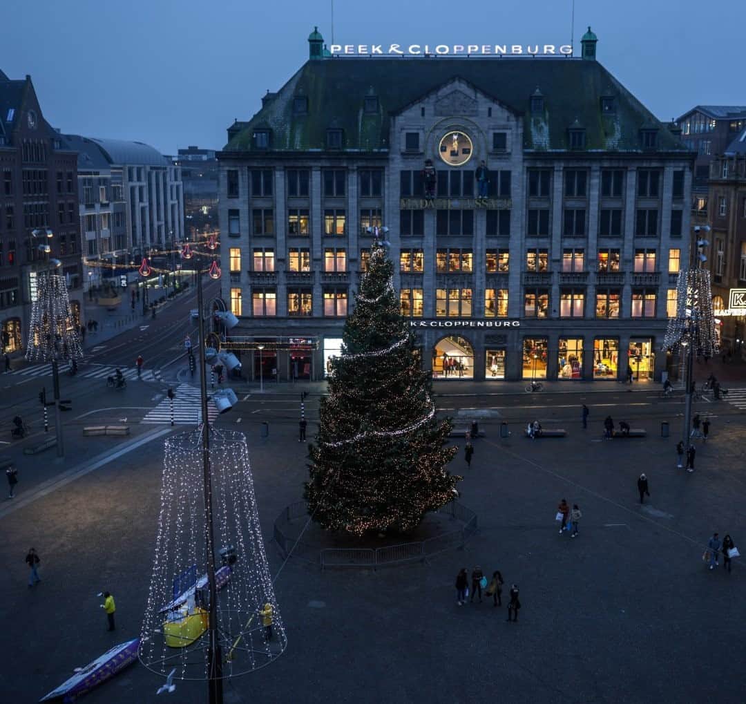 National Geographic Travelさんのインスタグラム写真 - (National Geographic TravelInstagram)「Photo by Muhammed Muheisen @mmuheisen / On December 9 I captured this picture of Amsterdam’s Dam Square decorated with festive lights and a Christmas tree for the holiday season. For more photos and videos from different parts of the world, follow me @mmuheisen and @mmuheisenpublic. #muhammedmuheisen #Amsterdam #DamSquare #Netherlands #Christmas」12月25日 12時34分 - natgeotravel