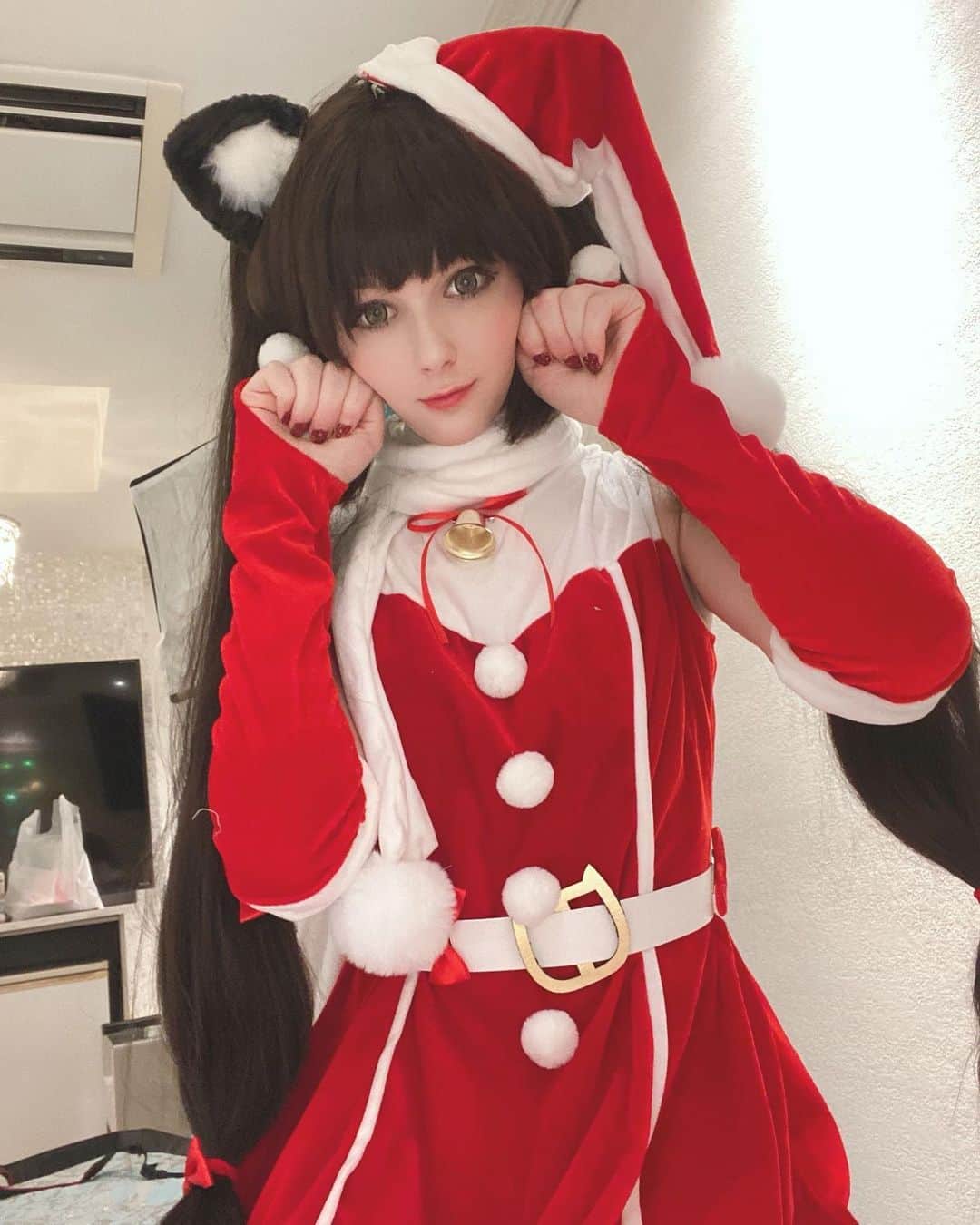 Hirari Ann（ヒラリー アン）のインスタグラム：「Meow meow! 🎁🎄 Which photo is your favorite! 🎁 #nekopara #cosplay #christmas」