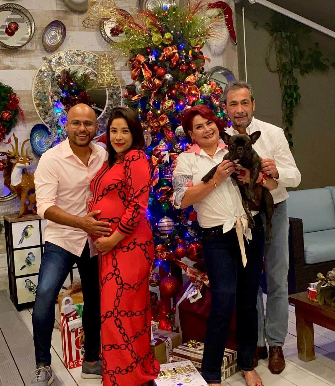 マリアホ・ウリベのインスタグラム：「Merry Christmas from my family to yours 🎄 Feliz navidad 🎁 muchas bendiciones para ustedes y sus familias #merrychristmas #navidad2020 #39weekspregnant」