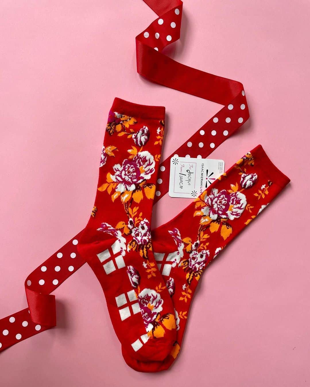 アイザックミズラヒさんのインスタグラム写真 - (アイザックミズラヒInstagram)「✨GIVEAWAY!✨ONE lucky winner✨ will win an IML socks and scarf to celebrate the holidays! 🎉 Rules to enter the giveaway are below. Good luck! TO ENTER: ⭐Follow @isaacmizrahiny [you must be following This account for your entry to be valid!] ⭐Like this photo ⭐Tag 3 friends below using “@.” ⭐Sweeps ends at 11:59pm ET on 1/1! The winner will be chosen on 1/3 via Instagram Direct Message! No purchase necessary. Void where prohibited. Must be 18+. US residents only. For full rules including how to enter by mail, tap the link in our bio! #giveaway #sweeps #sweepstakes #isaacmizrahi #qvc #qvcstyle #entertowin #win #loveqvc #alwaysisaac」12月25日 12時40分 - isaacmizrahiny