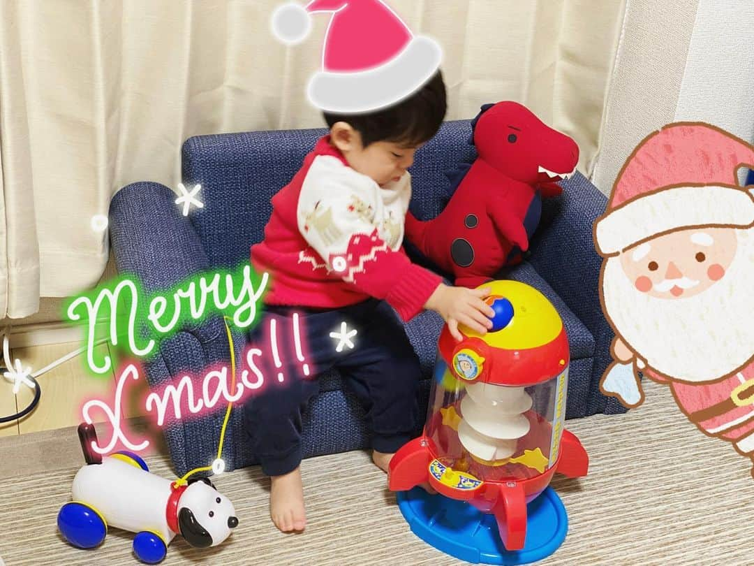 矢口真里さんのインスタグラム写真 - (矢口真里Instagram)「息子へのクリスマスプレゼント🎁 おもちゃはほんとに沢山持っているので、今年はキッズソファにしてみましたー😊✨渋いかなと思ったんですが、結構椅子が好きなんですよねぇ😁✨ ・ トイストーリーのおもちゃはばーばとじーじからで、犬のおもちゃは妹夫婦からもらいました♡ありがとう😂✨ 良かったねぇ💕 ちなみに赤い恐竜くんはYogiboさんとこの♡ お気に入り😊✨」12月25日 12時43分 - mariyaguchi_official