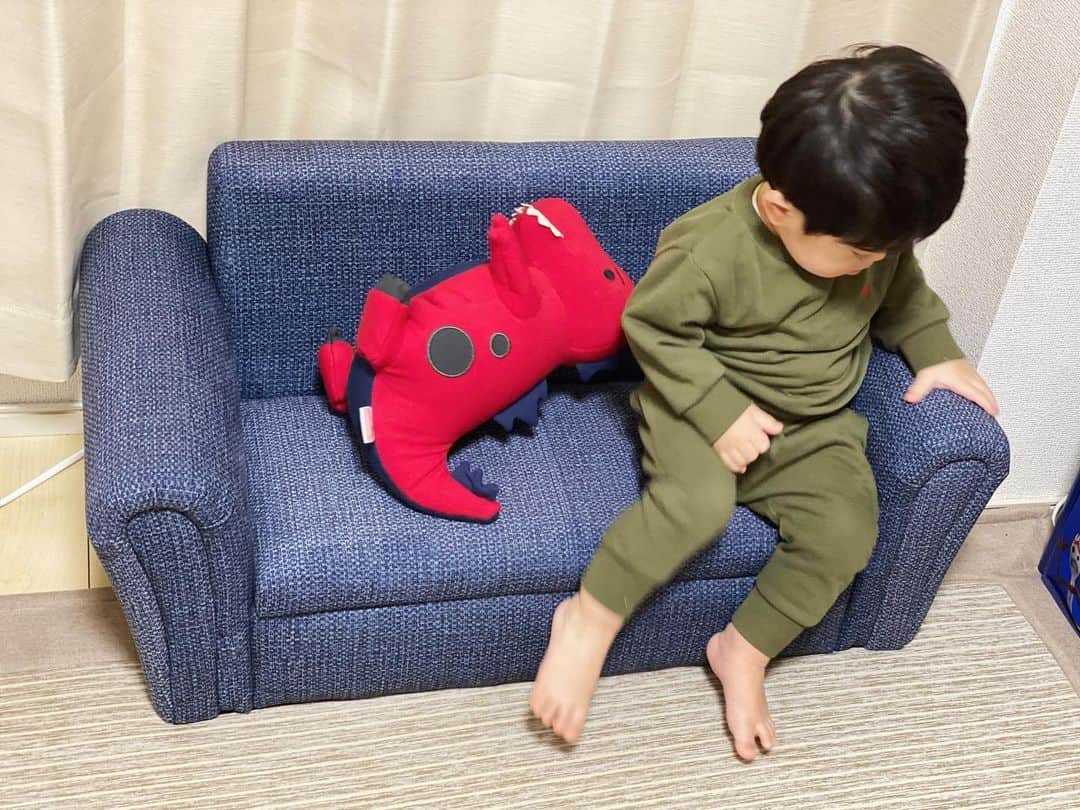 矢口真里さんのインスタグラム写真 - (矢口真里Instagram)「息子へのクリスマスプレゼント🎁 おもちゃはほんとに沢山持っているので、今年はキッズソファにしてみましたー😊✨渋いかなと思ったんですが、結構椅子が好きなんですよねぇ😁✨ ・ トイストーリーのおもちゃはばーばとじーじからで、犬のおもちゃは妹夫婦からもらいました♡ありがとう😂✨ 良かったねぇ💕 ちなみに赤い恐竜くんはYogiboさんとこの♡ お気に入り😊✨」12月25日 12時43分 - mariyaguchi_official