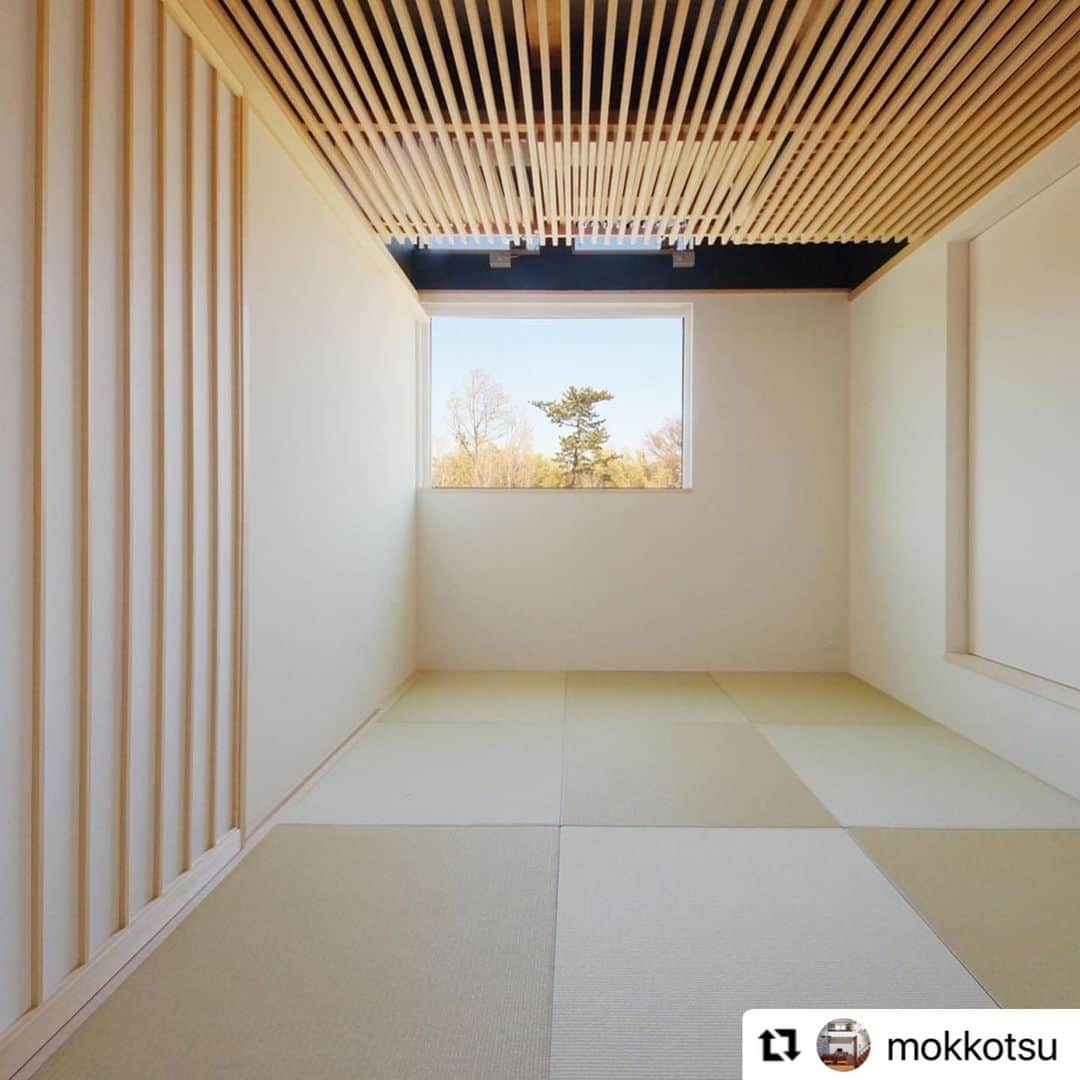 テラジマアーキテクツさんのインスタグラム写真 - (テラジマアーキテクツInstagram)「#Repost @mokkotsu with @make_repost ・・・ 【 TERAJIMA ARCHITECTS  vol.6 】 🌳住宅事例３：第一条件が「ケラバを深くとった屋根」  スッキリ美しい屋根の勾配が目をひく神奈川県のI邸。  オーナーさまご夫妻がこだわったのは「ケラバを深くとった屋根とスタイリッシュなデザイン」。ハウスメーカーでは難しいと思っていた折、テラジマアーキテクツさんと出会いました。  「設計士さんとお会いしたとき、 『出来ますよ！』とイキイキとした顔でデザインを描いてくれていたのがとても印象的で、ここしかないと思いました。 」  一生で一度の家づくり。オーナーのSさまは、性能面の要望を具体的に数字で出されていたので、それに応えていくやりとりでした。 「一緒に作り上げていく感覚が楽しかった」とSさま。  4年にわたる家作りを経て、こだわりが詰まった思い通りの住宅が完成。使いやすいキッチンや収納棚、断熱性に富んだ部屋で快適に暮らしていらっしゃいます。  LIXILメンバーズコンテスト2019　新築部門地域最優秀賞　受賞 「住まいの環境デザインアワード2019」グッドビルダー賞受賞  つづく  ■ TERAJIMA ARCHITECTS @terajimaarchitects https://www.kenchikuka.co.jp/  #テラジマアーキテクツ #工務店探し#耐震住宅　#SE構法　#重量木骨の家　#設計事務所 #空間デザイン　#吹抜けのある家　#吹抜け　#吹抜けLDK　#マイホーム計画中の人と繋がりたい　#interiorstyle #interiorstyleandhome #デザイン住宅　#japanesehouse #家づくり #モダンデザイン #シンプルな家 #モダンデザイン #ケラバ」12月25日 12時45分 - terajimaarchitects