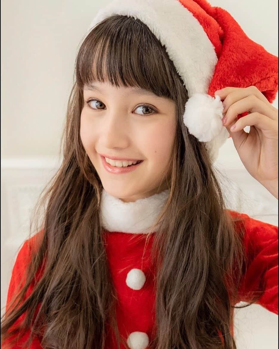 のインスタグラム：「🎁﻿ ﻿ Merry Xmas🎄 らいらサンタpart2をお届けします💓﻿  素敵なクリスマスをお過ごし下さい🎅 ﻿ #山口らいら #RAIRAYAMAGUCHI﻿ #らいら #RAIRA #モデル　#ハーフモデル﻿ #クリスマス　#クリスマスイブ  #サンタ　#レプロ #lesprosentertainment  #lesprosmodels」