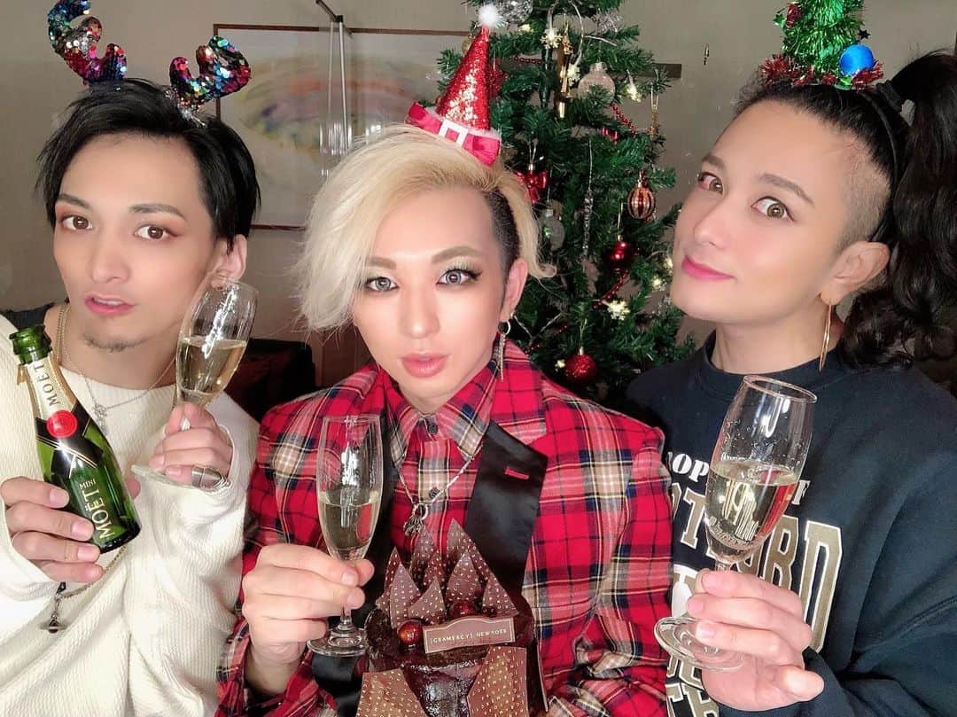 のインスタグラム：「Merry Christmas🎉 素敵なクリスマスを💋  #enviigabriella #hidekism #gay #lgbt #entertainment #オネエ #エンガブ #tokyo #japan  #makeup #youtube #Christmas #merrychristmas  #メリクリ」