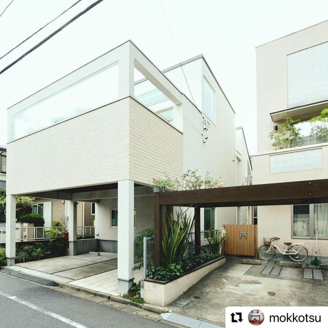 テラジマアーキテクツさんのインスタグラム写真 - (テラジマアーキテクツInstagram)「#Repost @mokkotsu with @make_repost ・・・ 【 TERAJIMA ARCHITECTS vol.7】 🎄住宅実例：外出できなくても、ストレスをリリースできる家。  テラジマアーキテクツで2軒目の建築となるKさま。1軒目は木のぬくもりある雰囲気の内装でしたが、今回はキッズパーティプランナーの資格をもつ奥様が演出しやすいように、エレガントな白を基調とした空間を希望されました。  「建築士とコンサルタントの皆さんがすごく考えてくださったおかげで、今回も光と風が通る開放感のあるお家になったと思います。」  2階に水回りとLDKを配し、ロフトとバルコニーを広くとったプランは、キッチンにいながらでも子どもが遊ぶ気配を感じるため。  バルコニーは、外出制限があったときも、プライバシーを守りながらのびのび過ごすことができたという、重要な場所となりました。  「無理なことを言っても、私たちの希望を全部聞いてくださるので、やっぱりテラジマアーキテクツだね！と主人と話していました。一軒目と二軒目の家づくりには、１２０％満足しています！」  オーナーさまの要望に沿って考えつくす当社の姿勢がリピートに結びついているようです。  つづく  ■ TERAJIMA ARCHITECTS @terajimaarchitects https://www.kenchikuka.co.jp/  #テラジマアーキテクツ #工務店探し#耐震住宅　#SE構法　#重量木骨の家　#設計事務所 #空間デザイン　#吹抜けのある家　#吹抜け　#吹抜けLDK　#マイホーム計画中の人と繋がりたい　#interiorstyle #interiorstyleandhome #デザイン住宅　#japanesehouse #家づくり #モダンデザイン #シンプルな家 #モダンデザイン #ベランダ #バルコニー #外出自粛　#メリークリスマス」12月25日 12時46分 - terajimaarchitects