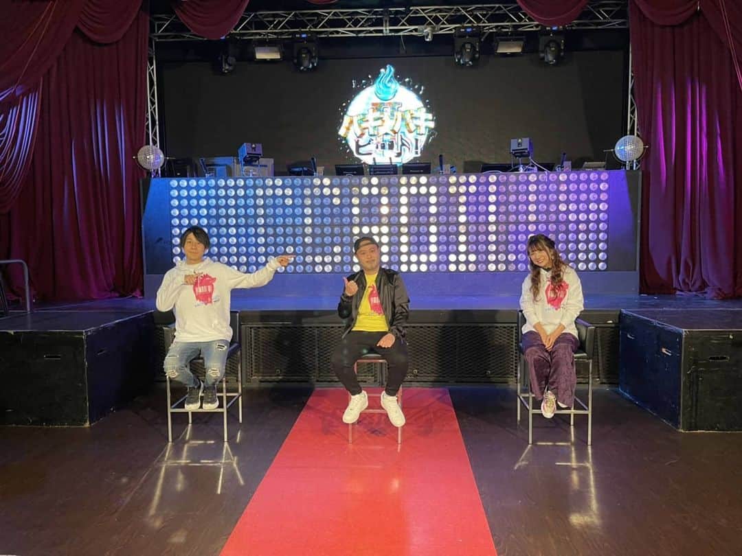 MAKKIのインスタグラム：「先日サンテレビさんの バキバキ☆ビートⅡの収録に参加させて頂きました🎵  アニメ、アニソン愛を トークとDJで表現させて頂きました‼️  熱量上がりすぎて トーク突っ走ってると思いますww DJプレーは今回コラボSPミックスさせて頂いてます＼(^-^)／ 自分なりの視点で選曲させてもらって皆様にも楽しんで貰えるような内容になってると思います🎶  優しくも熱いスタッフさんと大好きな演者さんと収録させて貰えて 心から楽しめてます✨  現場の雰囲気も皆さんファミリーでとっても素敵な現場です。  この現場に呼んで頂ける自分は幸せ者です👍  OAの詳細は後日オフィシャルHP等々から告知させて致しますのでお楽しみに～☺️   #onedraft #makki #dj #mix #サンテレビ #バキバキビート #アニメ #アニソン #d4dj」