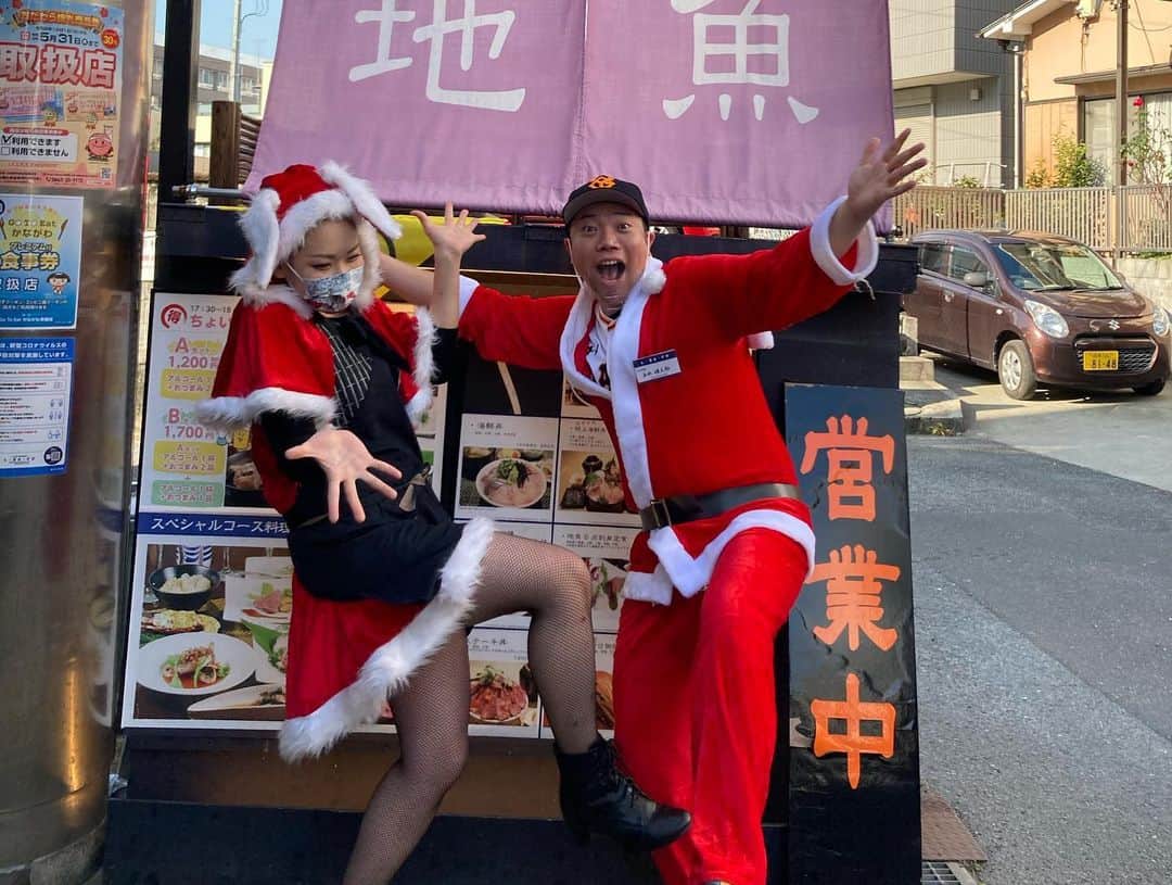 あれ慎之助のインスタグラム：「あれサンタ✖️uroco うらすじさん来てくれたー😆 皆さんお待ちしてますよー😊 #小田原 #uroco #1日店長 #たますじ #スポンサー」