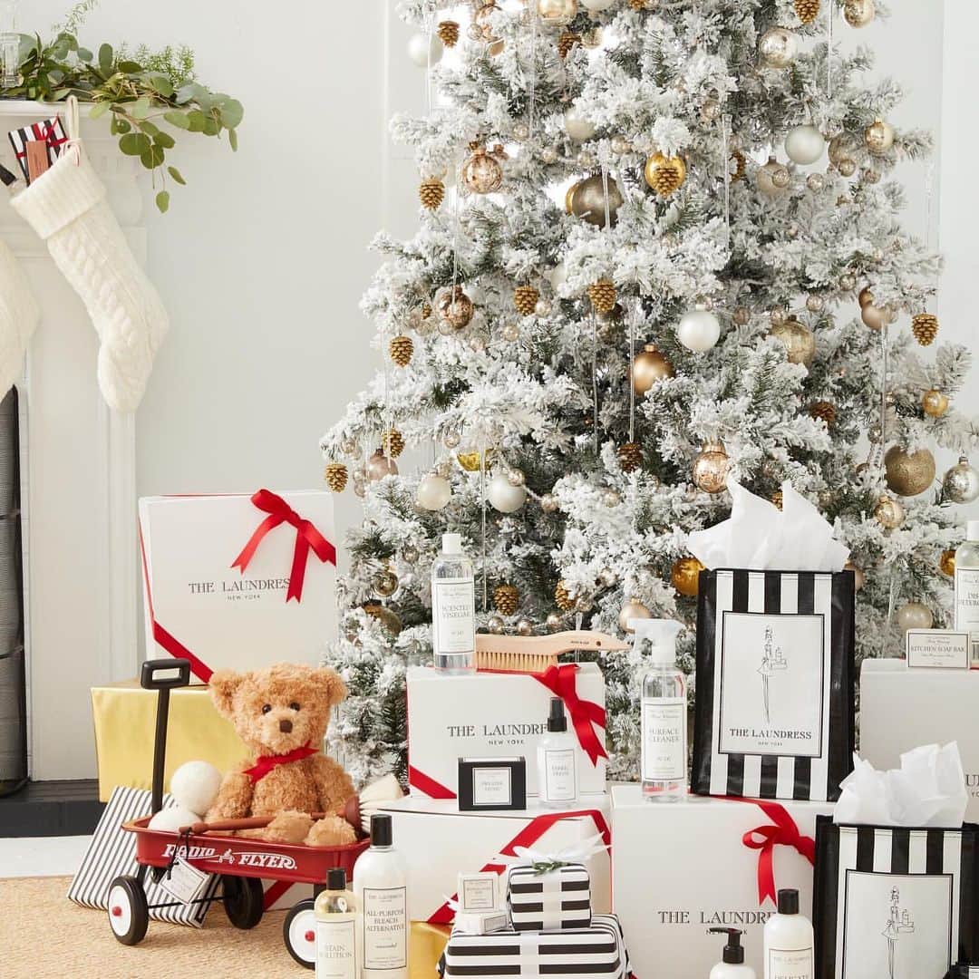 THE LAUNDRESS JPのインスタグラム：「✨Happy Merry Christmas ✨🎄🎁. . みなさま、すてきクリスマスをお過ごしください😊. . #thelaundress #thelaubressjp #ランドレス #merrychristmas #christmas #xmas #クリスマス #プレゼント」