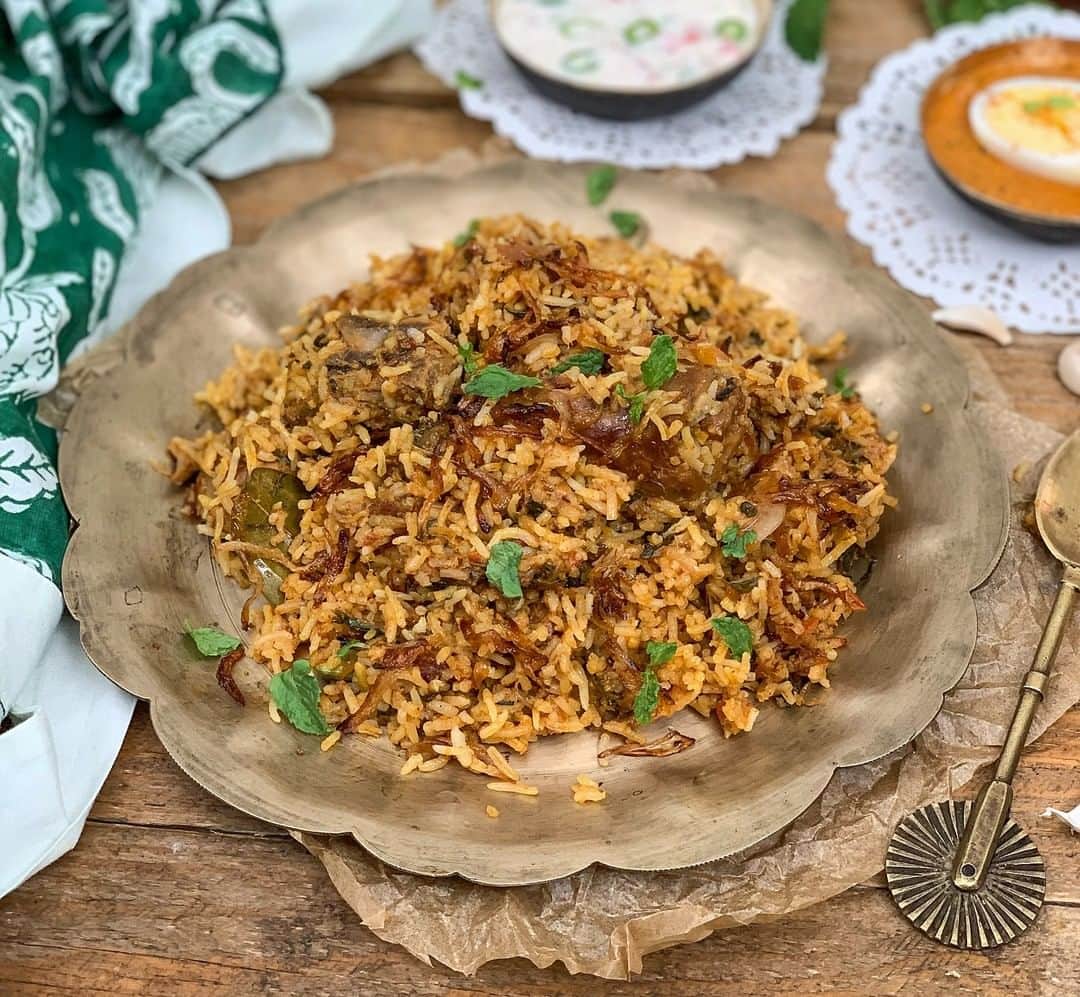 Archana's Kitchenさんのインスタグラム写真 - (Archana's KitchenInstagram)「Here is a delcious #CHristmas brunch you must try! Mutton Dum Biryani Recipe is a biryani recipe that is packed with flavours of the caramelized onions and the spices. In this briyani the mutton is cooked and then layered with half cooked basmati rice, caramelized onions, saffron milk and fresh mint leaves. Get the recipe from the smart.bio link in my profile @archanaskitchen . . . . . . . #christmas #christmascake #christmasfood #christmasmenu #foodanddrink #christmasdinner #christmasmenuideas #winterrecipes #eatfit #cooking #food #healthyrecipes #foodphotography #recipeoftheday #comfortfood #deliciousfood #delicious #instayum #food」12月25日 12時49分 - archanaskitchen
