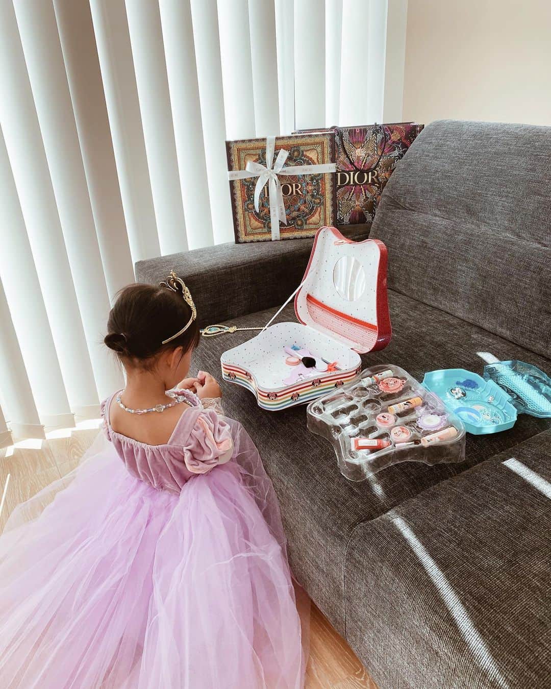 孫きょうのインスタグラム：「Merry Christmas👸🏼🎁❤️  サンタクロースを初めてちゃんと認識した3歳のクリスマス🎄 ジングルベルを毎日歌って楽しみにしてたね🔔 大好きなプリンセスのコスチューム、アクセサリー、ミニーちゃんのメイクBOX✨朝から10分おきに着替えております。笑  そして11歳兄は今年でサンタを卒業😌 ハッキリ言われずとも去年から薄々な感じで、今年のクリスマスの話をしてる時のニヤつき方とかで「もう分かってるじゃん！w」って突っ込んで卒業した感じ😂  サンタさん知ってショックだった？て聞いたら 「え全然！嬉しかったよ、ありがとう」とさらりと言ってくれた。  10回分のクリスマスの朝を思い出した😌❤️ 今考えたら"たった10回"なんだなぁと。  そのくらい子育てはあっという間なんだと改めて感じて、今日の朝あんちゃんの喜ぶ姿を見て、より特別な気持ちに気付かせてくれたのもれおのおかげだね。  今年からは兄としてサンタさん側になって 一緒に幸せを運ぶ任務をよろしくね🎅🏼  卒業しても🎁はもちろんあげるけどいきなり現実的にw 彼の頭の中はもうフォートナイトのみで、スイッチでやるよりガチ勢になるべくゲーミングPC🖥しか欲しいものはないらしく🙄 さすがに15万以上は小学生にあげる金額じゃないと思ってるし簡単にあげるより我慢と目標を持ってほしいから、今年のクリスマスプレゼントは「ゲーミングPCを買うための貯金に向けたお小遣い」にしました😂  今までのお年玉貯金でも買えるんだけどその貯金にはなんか手をつけて欲しくなくて、１からの目標にしてもらった👛  すでにパパママサンタ祖父母からさえもクリスマスは総じてお小遣いなのと、今年のお年玉も合わせたら目標達成も近そう🙄ほんとは嫌だけどね、やる事やってるなら良しかな🙄  #クリスマス #クリスマスプレゼント #サンタクロース #サンタ卒業 #Xmas #Christmas」
