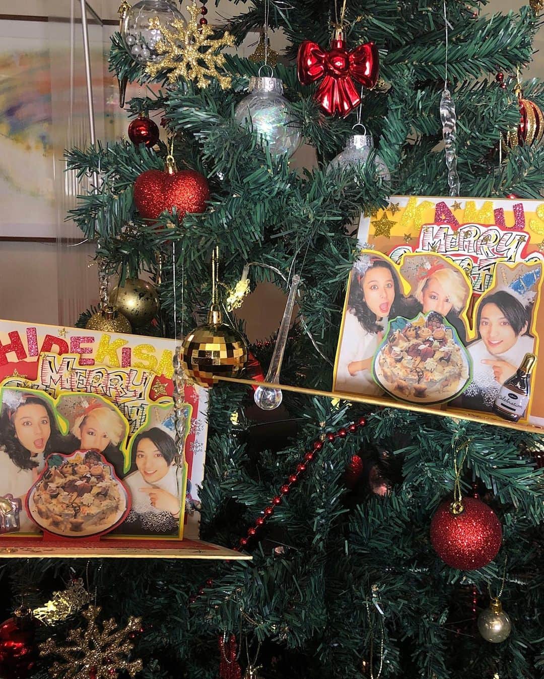HIDEKiSMさんのインスタグラム写真 - (HIDEKiSMInstagram)「家族写真みたいになってるの巻。 たかちゃんからもらったクリスマスカードは宝物♡  #enviigabriella #hidekism #gay #lgbt #entertainment #オネエ #エンガブ #tokyo #japan  #makeup #youtube #Christmas #merrychristmas  #メリクリ」12月25日 12時49分 - hidekism