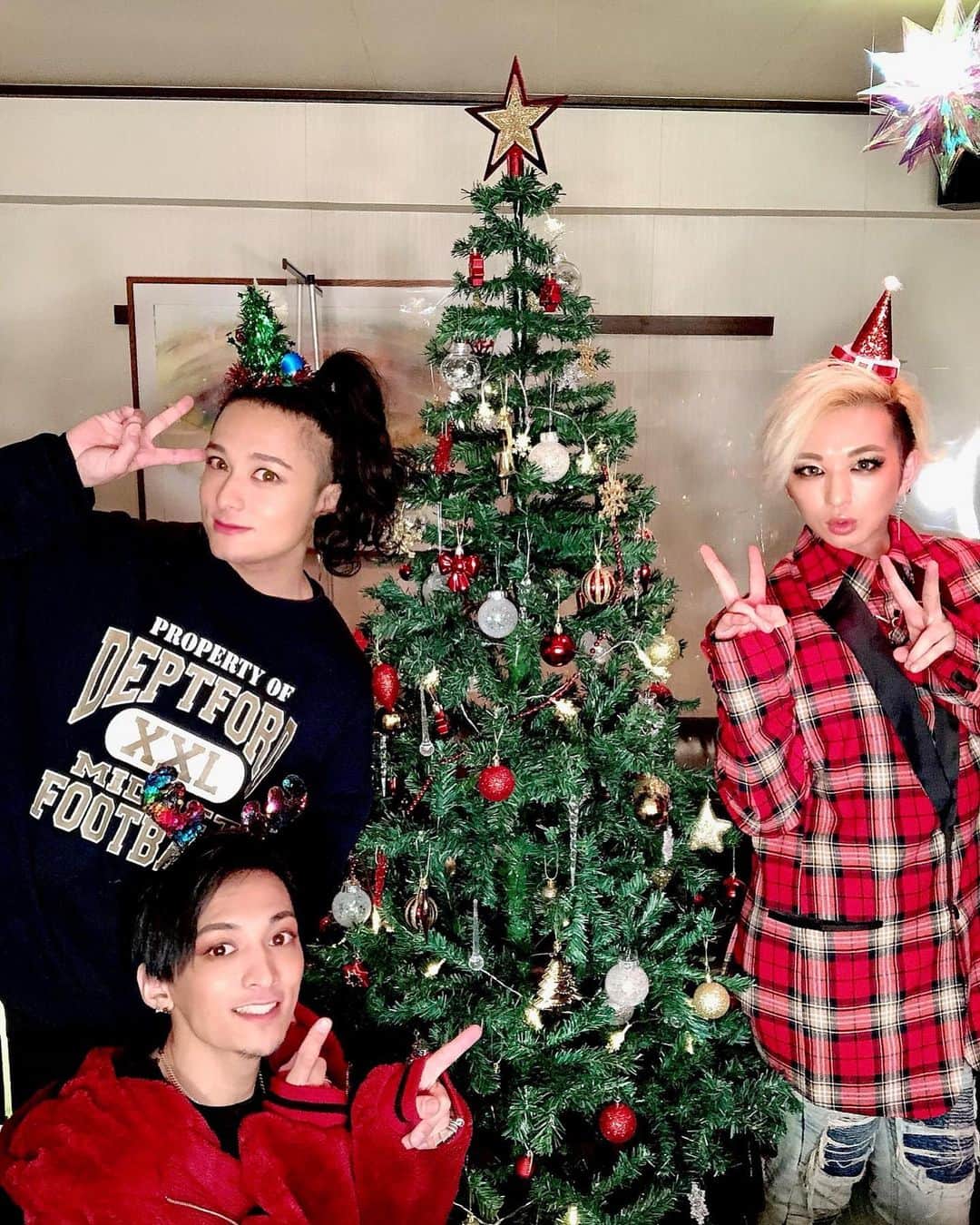 のインスタグラム：「家族写真みたいになってるの巻。 たかちゃんからもらったクリスマスカードは宝物♡  #enviigabriella #hidekism #gay #lgbt #entertainment #オネエ #エンガブ #tokyo #japan  #makeup #youtube #Christmas #merrychristmas  #メリクリ」