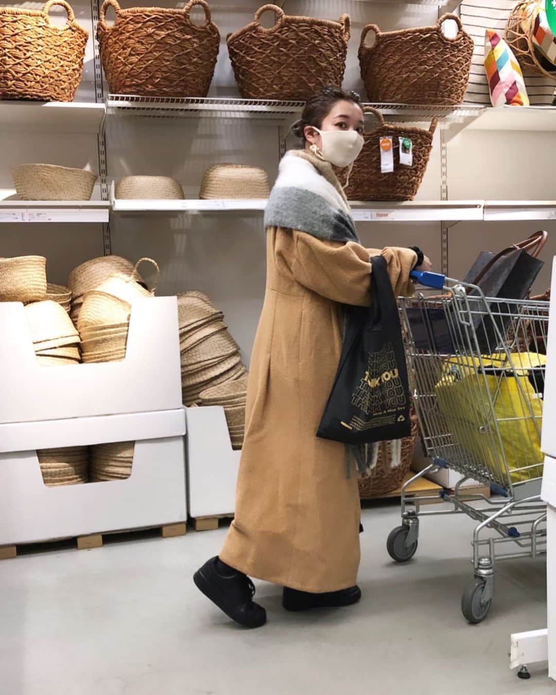 北岡りえのインスタグラム：「今年のサンタは桃鉄とクッションを🎅  お家時間が多くなった一年。 過ごす時間が増えて、クックパッド見たりとお互い家事や仕事に奮闘した2020年。 年末あと少しですが日々を大切に。  皆様素敵なクリスマスをお過ごし下さい🎄☺️」