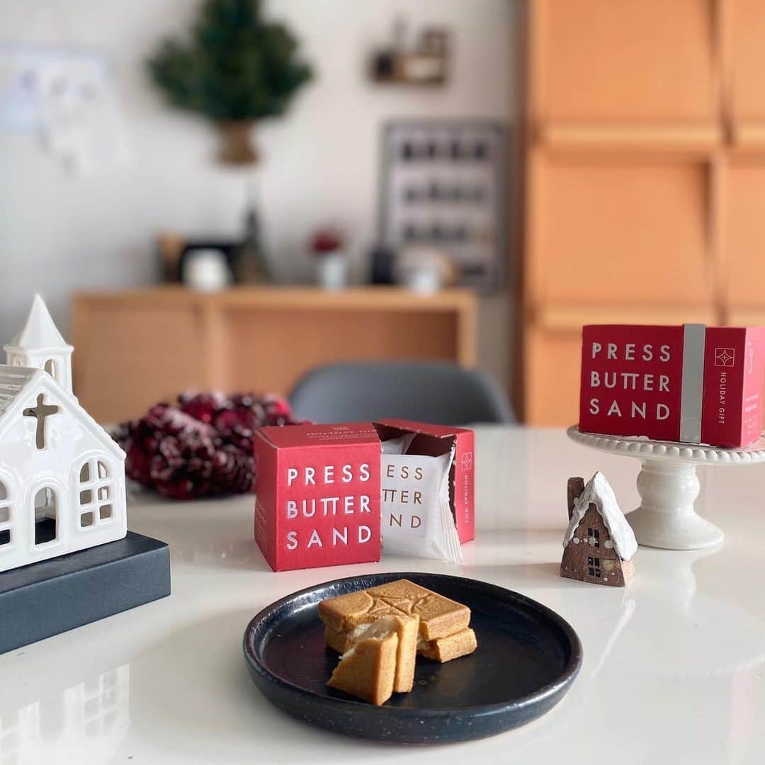 のインスタグラム：「Happy Holidays ✨  真っ赤なBOXの #バターサンドのホリデーギフト で、おうちで過ごすホリデーシーズンに彩りをプラス。年末年始のプチギフトやおうち時間のおともにぜひ。  それでは、よい週末をお過ごしください。  ✎︎… Photo by @kubonbon501（#箱菓子倶楽部 第1期部員）  ------------- . . #プレスバターサンド #pressbuttersand #バターサンド #ホリデーシーズン #ホリデーギフト #ホリデー #クリスマス #クリスマスプレゼント #christmas #present #キャラメル #クッキー #バター #手土産 #お土産 #おみやげ #プレゼント #贈り物 #ギフト #プチギフト #お菓子 #スイーツ ﻿ #ご褒美スイーツ﻿ #おうちスイーツ #おうちおやつ #おやつ #スイーツ好き ﻿ #スイーツ部」