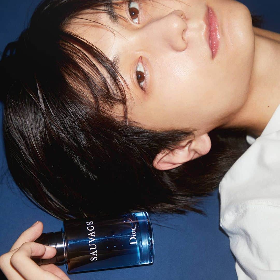 NYLON JAPANさんのインスタグラム写真 - (NYLON JAPANInstagram)「自分らしさを香りで表現する時代。ホリデーシーズンは“ワイルド”な香りをまとってみては🔥 ディオール「ソヴァージュ」は“野性的”を意味する力強い爽やかさとエレガントな魅力を持った、次世代の男性のためのフレグランス。ギフトにもおすすめ🎁✨  www.nylon.jp/SAUVAGE  @diorparfums @diorsauvage_official @NYLONguysJAPAN @ttt_eee_nnn @shuzo___3120 @1ch1jp @iamverycozy  #diorsauvage #diorparfums #ディオール #ソヴァージュ #香水 #NYLONJAPAN #NYLONguysJAPAN」12月25日 12時52分 - nylonjapan