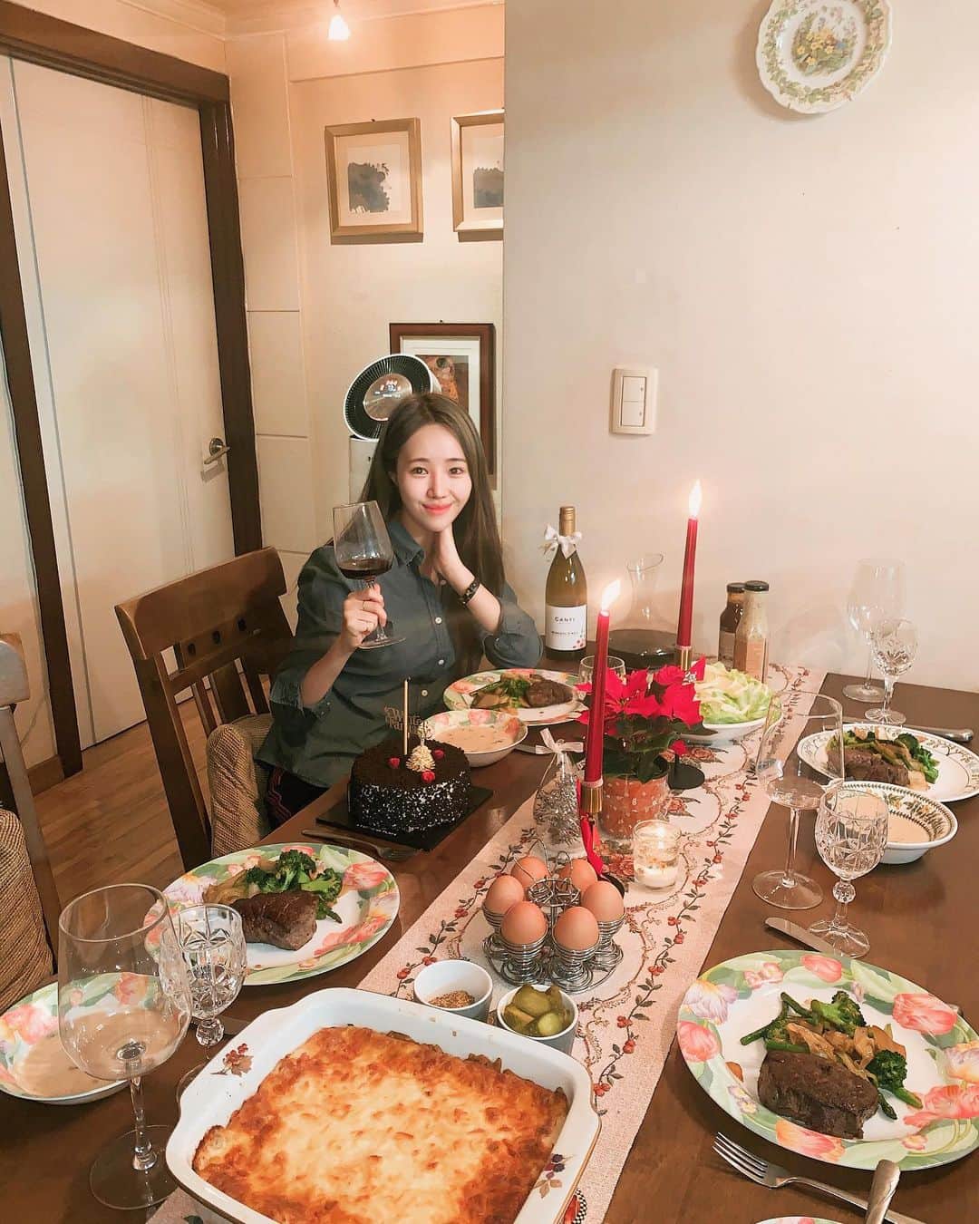 ジユルのインスタグラム：「Merry #Christmas from my sweet family 💕  This year was really strange and hard. But someday .. #Alliswell All the best wishes for you and your family 🙏🏼 Hug them hard, Kiss them hard  #merrychristmas  #homesweethome   맛있는 요리 해주신 엄마께 감사합니다💕」