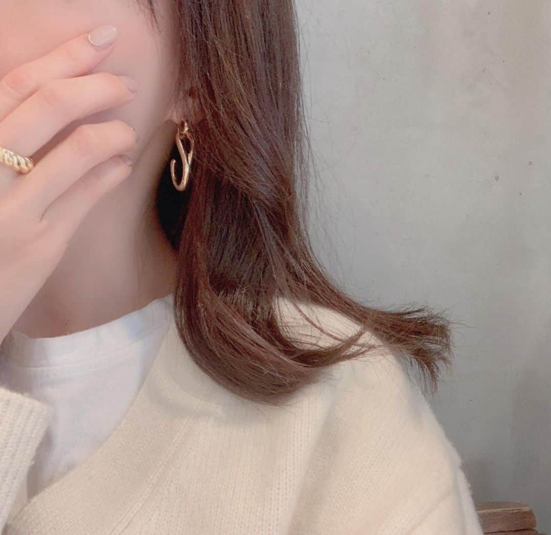 乙黒えりのインスタグラム：「Merry Christmas  イヴは義実家でお義母さんの作った美味しいご飯をご馳走になり、夜は家でゆっくりTVみてクリスマスにまつわる話を🤶  ブラックサンタの話で盛り上がってました。こっわw ムチって、おいおいw  私は16年間ずっとキリスト教の学校だったのでクリスマスといえば、「歌う、お祈り、募金」という思い出ばかり。キリスト教学校あるあるですね。意味は全く覚えてないけどラテン語でなんか歌ってたな😂  当時はめんどくさがってたミサも(こらって怒られそう！)今は子供達を教会に連れて行きたいなと、懐かしく、素敵な時間を恋しく思うのです。  皆様も良いクリスマスを🎄  #冬休み#クリスマス#アクセサリー#ゴールドアクセ」