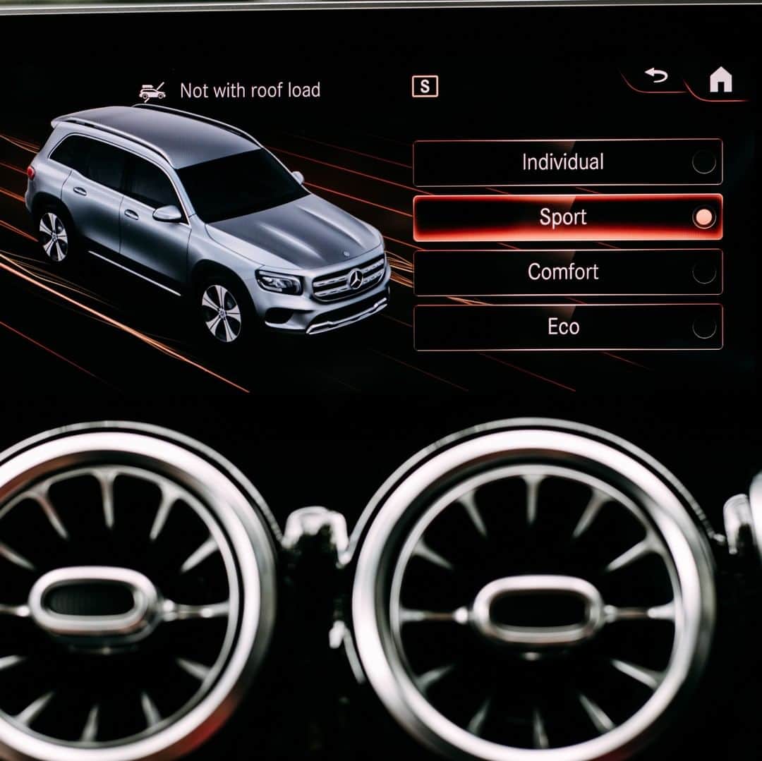 Mercedes-Benz Thailandさんのインスタグラム写真 - (Mercedes-Benz ThailandInstagram)「อีกฟังก์ชันหนึ่งที่มีประโยชน์มากสำหรับรถยนต์ SUV ซึ่งคุณสามารถเลือกปรับสไตล์การขับขี่ด้วยระบบ DYNAMIC SELECT ใน Mercedes-Benz GLB 200 Progressive เพียงกดปุ่มแล้วเลือกสไตล์การขับในโหมดที่คุณต้องการ และสามารถเลือกโหมดการขับขี่ได้ถึง 4 รูปแบบ  “Sport” ช่วยเพิ่มประสิทธิภาพในการเร่งแซง และให้ความเร้าใจ  “Comfort” นุ่มนวล สะดวกสบาย เหมาะสำหรับครอบครัว  “Eco” เพื่อประสิทธิภาพการขับขี่ที่ประหยัดน้ำมัน  “Individual” คุณสามารถกำหนดสไตล์การขับในแบบของตนเองได้  สัมผัสฟีเจอร์อื่นๆ ของ GLB ได้ที่นี่ www.mercedes-benz.co.th/GLB​  #ForAMoreMeaningfulStrength #GLB​ #MercedesBenz #MercedesBenzThailand」12月25日 13時01分 - mercedesbenzthailand