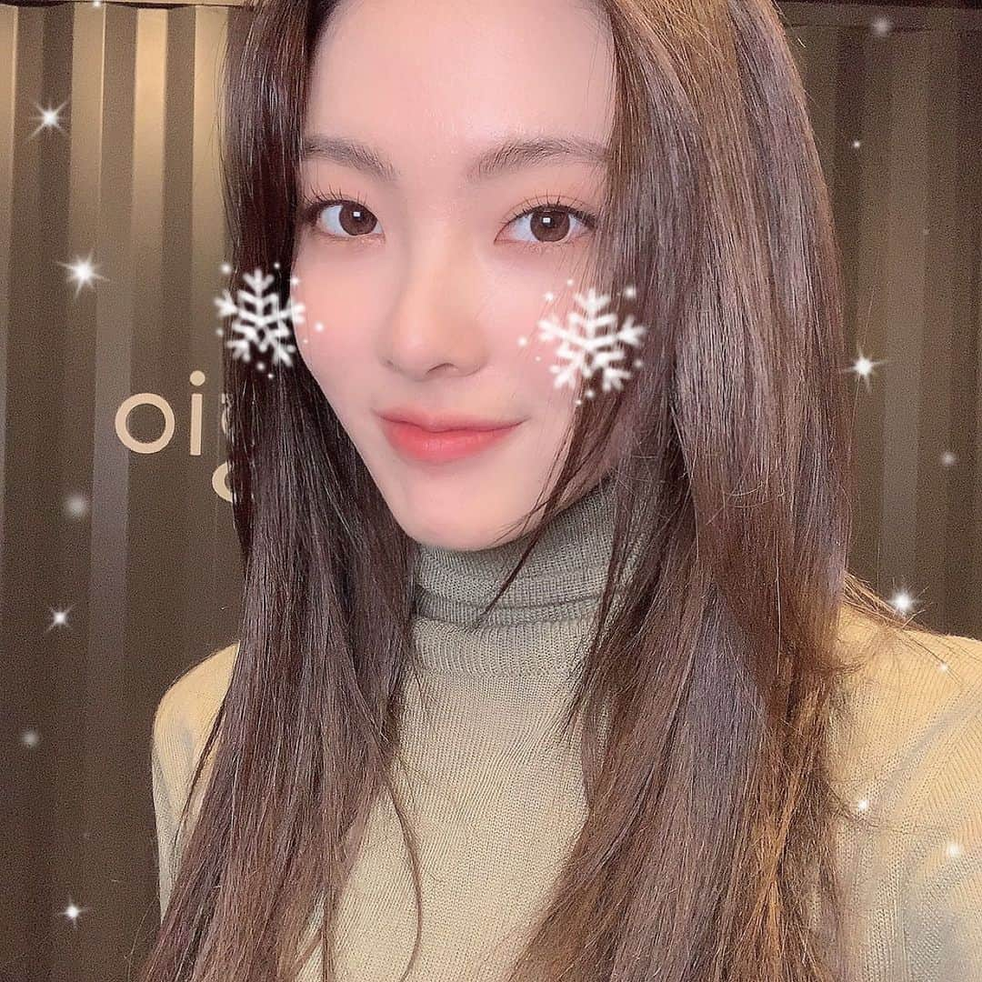 Weki Mekiのインスタグラム：「2020년 건강하고 따뜻한 크리스마스 보내세요😊 메리 크리스마~스!!!   #위키미키 #WekiMeki #루시 #Lucy #🌙」