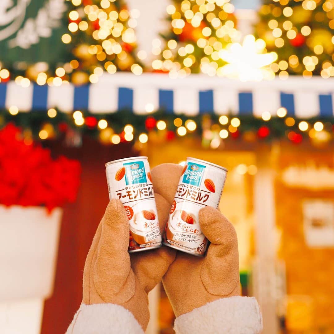 アーモンド・ブリーズのインスタグラム：「. ﻿𝐌𝐞𝐫𝐫𝐲 𝐂𝐡𝐫𝐢𝐬𝐭𝐦𝐚𝐬!! 素敵なクリスマスになりますように。﻿ ﻿ ﻿ _________________________﻿ 商品が気になった方は、ストーリーズの《🥤Product》もチェック！﻿ Amazonでもご購入いただけます。﻿ _________________________﻿ ﻿ ﻿ #ブルーダイヤモンドアーモンド #アーモンドブリーズ #アーモンドミルク #productofcalifornia #madewithcaliforniaalmonds #bluediamondgrowers #almondbreeze #bluediamondalmonds #アーモンド #植物性ミルク #ホットドリンク #おうちカフェ部 #おうちカフェ #カフェ時間 #クリスマス #クリスマススイーツ  #クリスマスクッキー #クリスマスメニュー #クリスマス準備 #ヘルシーメニュー  #ヘルシーおやつ #休み時間 #休みの日 #休みの日の過ごし方 #自分時間 #自分を大切に #自分の時間 #自分にご褒美 #自分を大切にする」