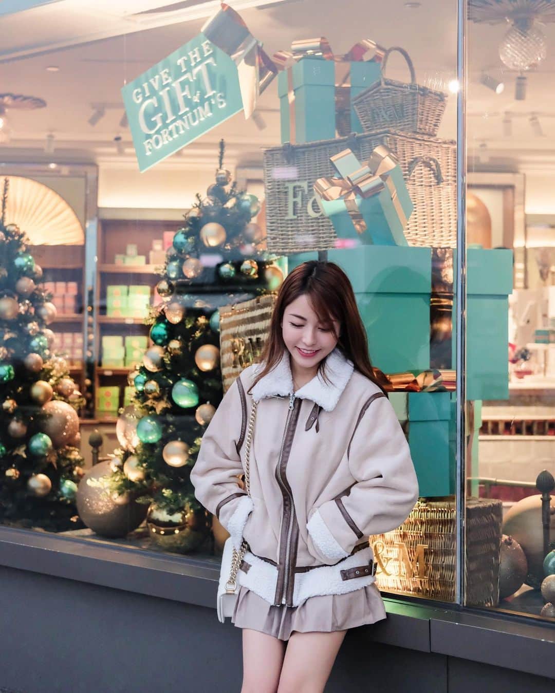 Vivi Tamのインスタグラム：「世上本無聖誕老人 所有禮物和驚喜都來自愛你的人🎄✨」