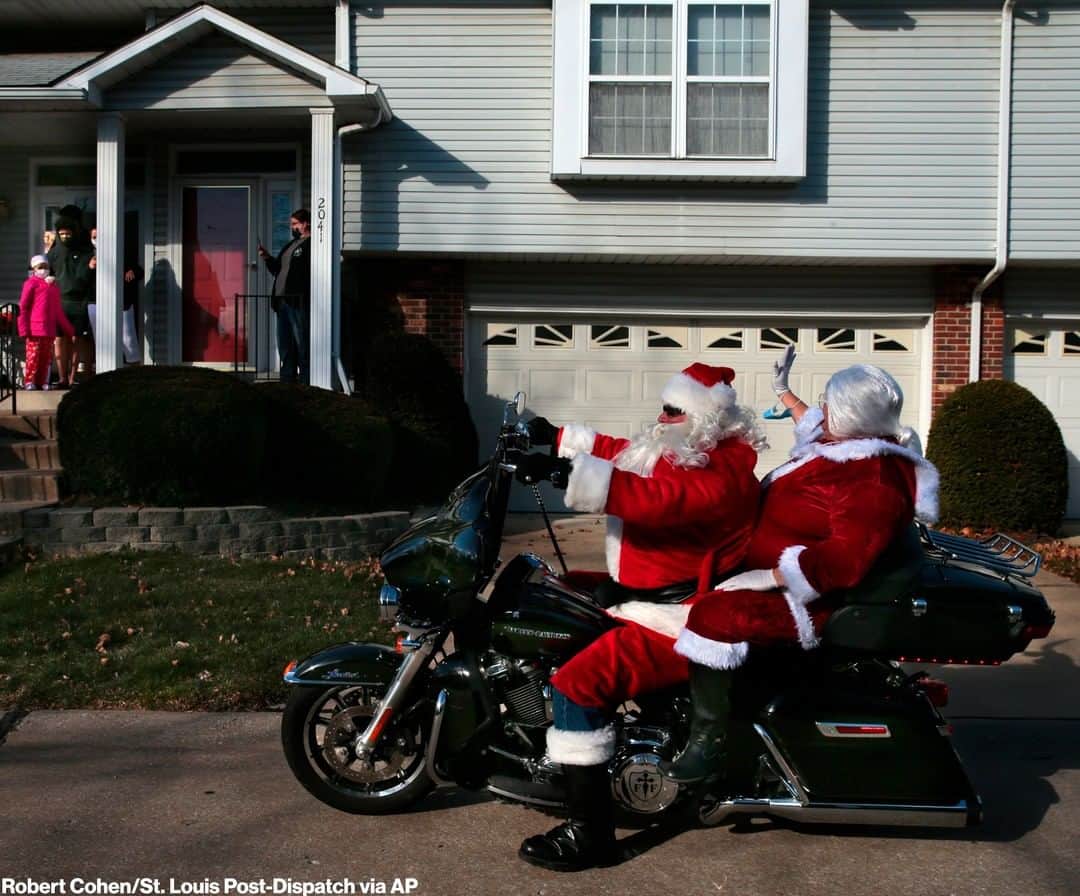 ABC Newsさんのインスタグラム写真 - (ABC NewsInstagram)「Motorcycle club members deliver gifts to kids during the 3rd Annual Reindeer Ride to St. Peters, Missouri, on Christmas Eve.」12月25日 13時02分 - abcnews