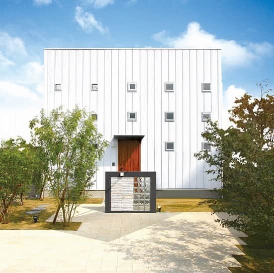 西本ハウスのインスタグラム：「🎈 【外観特集】  ZERO-CUBE KAI -ACT2-  【モデルハウス見学予約受付中🏠】 土日祝はもちろん平日でも色々なスタイルのモデルハウスをご見学いただけます😊🎈  場所:安佐南区山本新町（春日野）  イベント情報はこちら▼ @nishimoto_house ⇧プロフィールのURLよりご覧いただけます👀  🎍年末年始休業のお知らせ🎍 誠に勝手ながら、12/28(月)〜1/6(水)まで休業とさせていただきます。尚、休業期間中に頂きましたお問合せにつきましては、1/7(木)より順次対応させて頂きますので、何卒ご了承の程、よろしくお願い申し上げます。  #西本ハウス #広島県 #工務店 #ZEROCUBE #ゼロキューブ #グッドデザイン賞 #1000万円からはじめる家づくり #子育て世代の家  #子育て世代の家づくり #デザイン住宅  #デザイナーズ住宅 #新築一戸建て #マイホーム #新築マイホーム #注文住宅 #規格住宅 #家づくり #暮らしを楽しむ #セミオーダー住宅 #セミオーダー #セミオーダーハウス #広島建売 #建売 #分譲住宅 #分譲中 #広島分譲住宅」