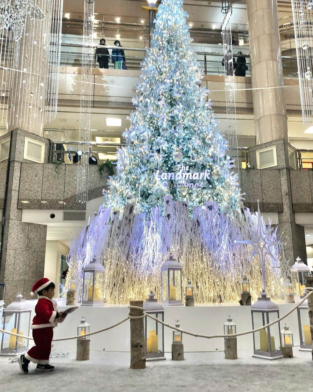 奥村奈津美さんのインスタグラム写真 - (奥村奈津美Instagram)「ママ友の優しさに涙腺崩壊した話  メリークリスマス🎄✨  サンタさん、来ましたか？？🎅  我が家には、 小さくて可愛い 女の子サンタ🤶さんが ステキなプレゼントを 届けに来てくれました♡  写真４枚目♡ 手作りのツリー🎄と リースと クリスマスカード💌  なんとシールを貼って デコレーションできるという仕掛け付き♡  動画６枚目 息子も大喜び♡  朝からベビーシッターさんと一緒に楽しみました♡  最近仕事が忙し過ぎて 児童館に行けず 息子が楽しみにしていた クリスマス会にも参加できなくて、 落ち込んでいたのですが、 そんな息子がクリスマスを楽しめるように ママ友たちが計画してくれたようです😭  朝から涙腺崩壊です😭  生後3ヶ月の時に 自治体が主催する 子育て講座に参加したことがきっかけで 以来仲良くさせて頂いているのですが、 本当に近くで支えてもらっています。  ステキなクリスマスを ありがとう✨ これからも息子共々、末永くよろしくお願いします♡  #サンタクロース #クリスマスプレゼント #ママ友 #ママ #ママリ#クリスマスツリー #クリスマスリース #クリスマスリース手作り #クリスマスツリー #クリスマスツリー飾り付け #横浜 #横浜ランドマークタワー #ランドマークタワー #クリスマス #プレゼント #感動 #幸せ #東京都ベビーシッター利用支援 #ベビーシッター   @yokohama_landmarktower」12月25日 13時03分 - natsumi19820521