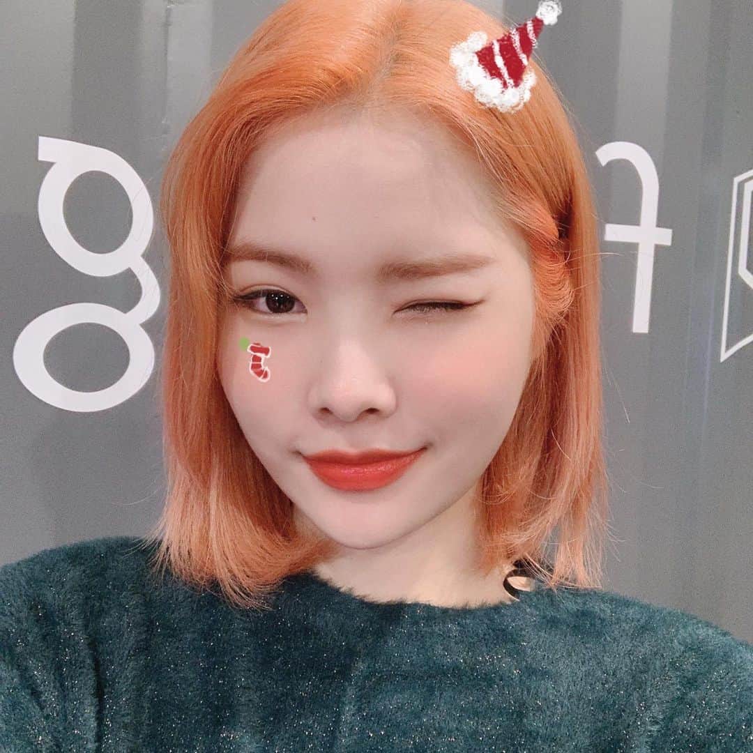 Weki Mekiのインスタグラム：「여러분 메리 크리스마스! 올겨울도 따뜻하고 행복한 크리스마스 보내세요!🙏 안녕~!  #위키미키 #WekiMeki #리나 #Rina #🦄」