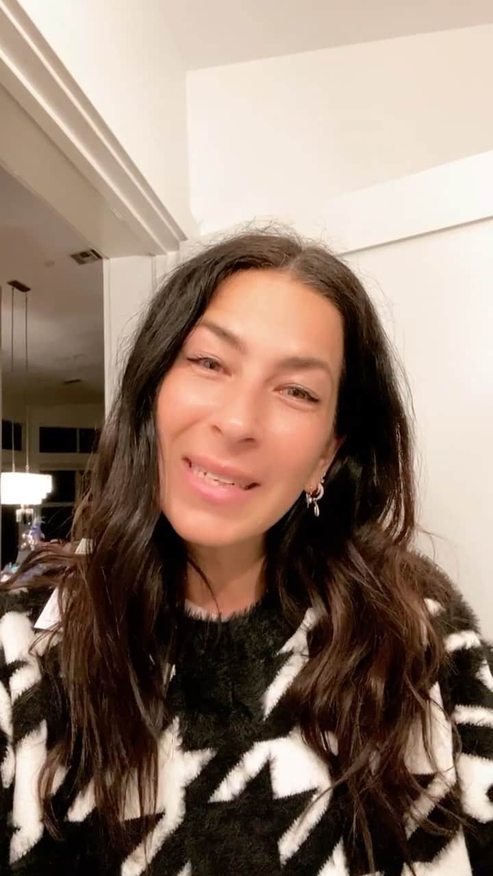 レベッカミンコフのインスタグラム：「Happy Holidays and Merry Merry! Savoring the quality time spent with fam and feeling grateful for YOU! I hope your time has been filled with love, gratitude and blessings for a brighter future ahead. XxxxRM」