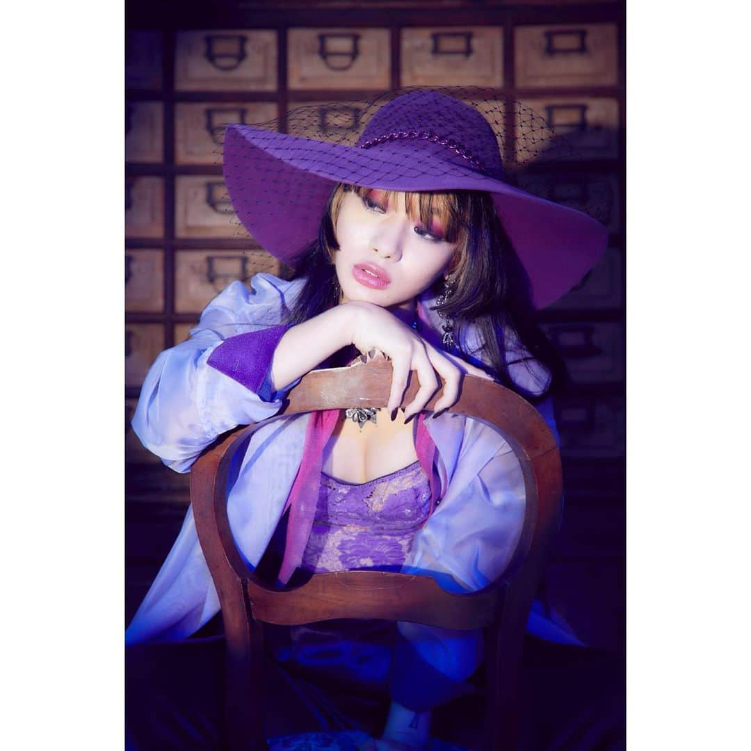 仲万美（Bambi Naka）さんのインスタグラム写真 - (仲万美（Bambi Naka）Instagram)「💜🦄😈🧞‍♀️🔮Part II photographer : @yoshihama1028  hair&make : @funatomisaki_hair_make  stylist : @haseo1228」12月25日 13時17分 - 615_bambi